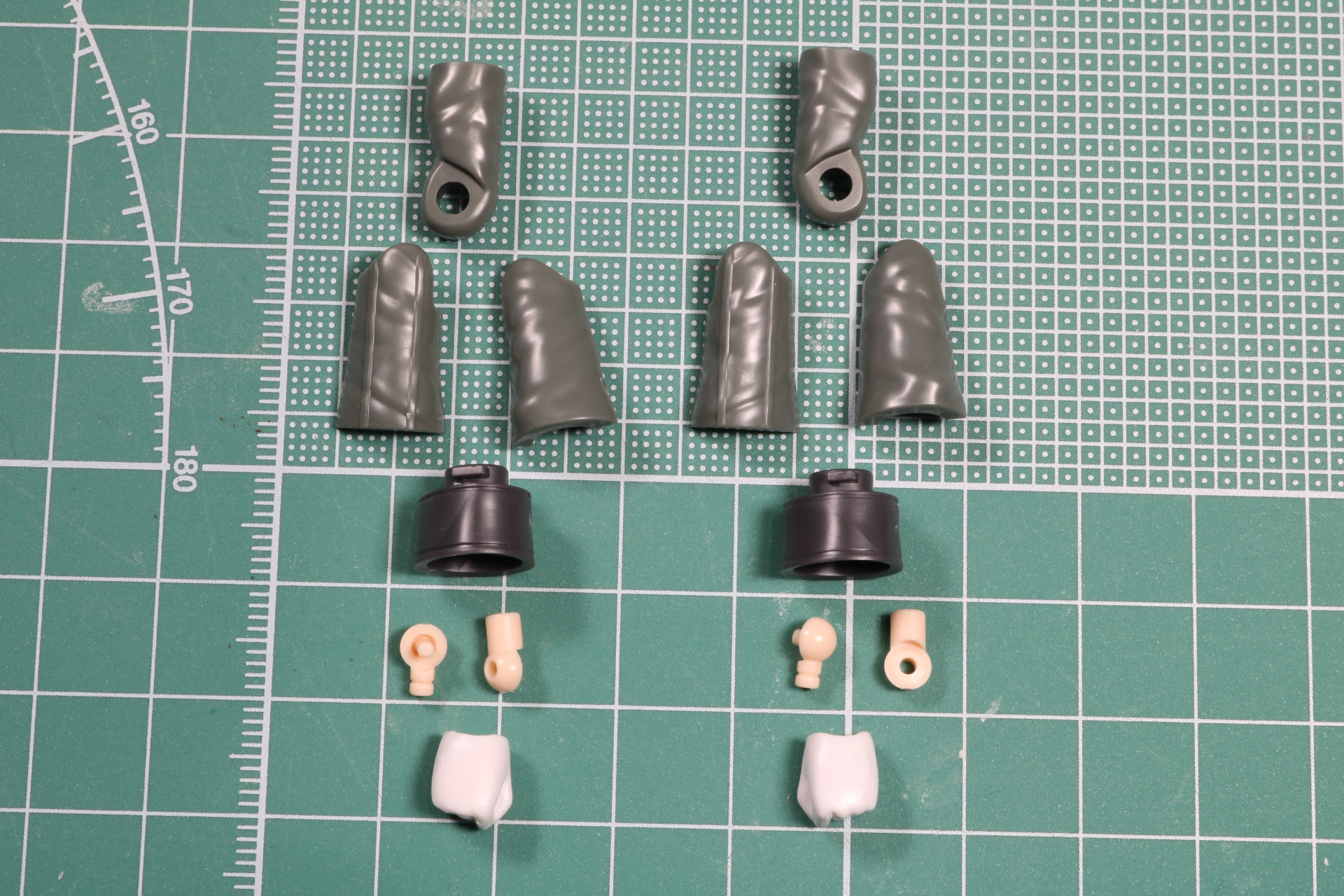 服腕は袖部分もパーツ分けで色が分かれている