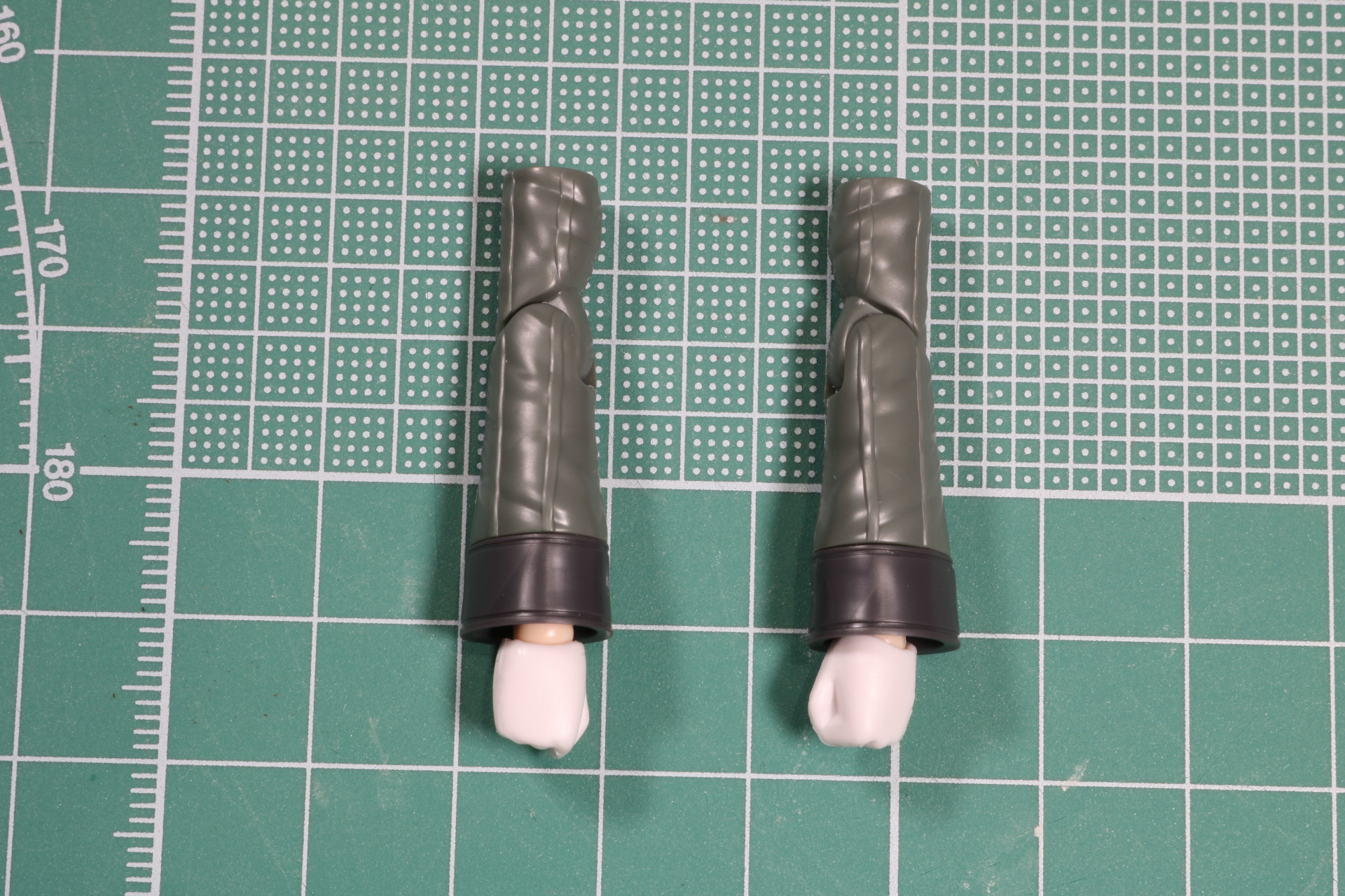 服腕は袖部分もパーツ分けで色が分かれている