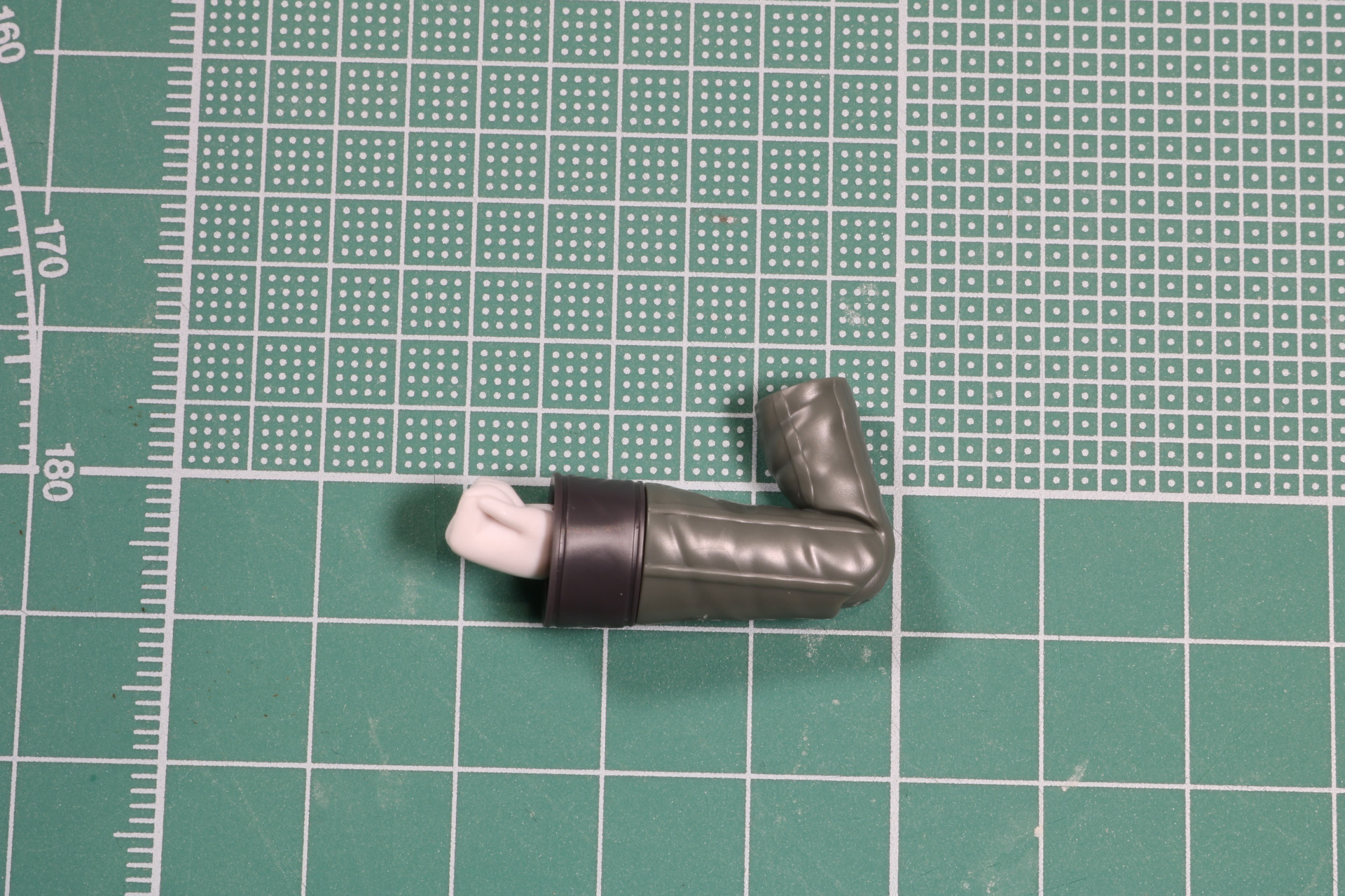 メカ腕、服腕ともに肘の動きと手首の可動が備わっている