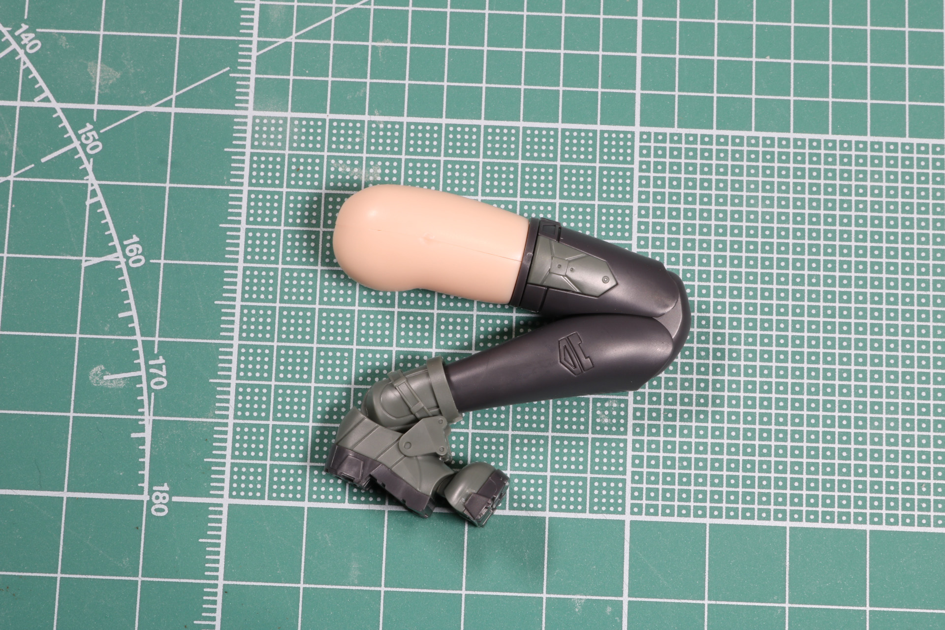 膝は2重関節で、足首、つま先にも可動する