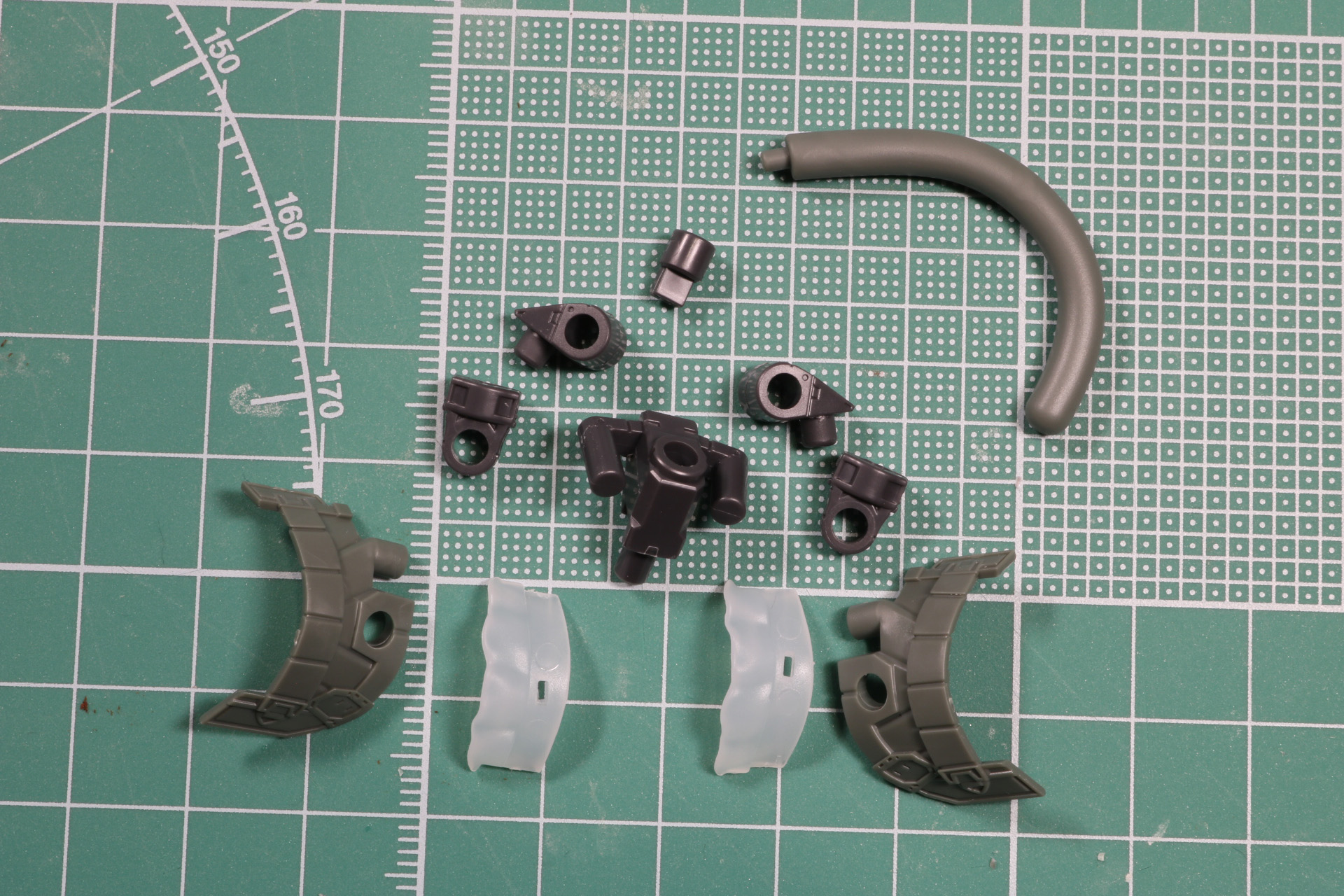 基部パーツによって左右のサイドアーマーは大きく開くことができる