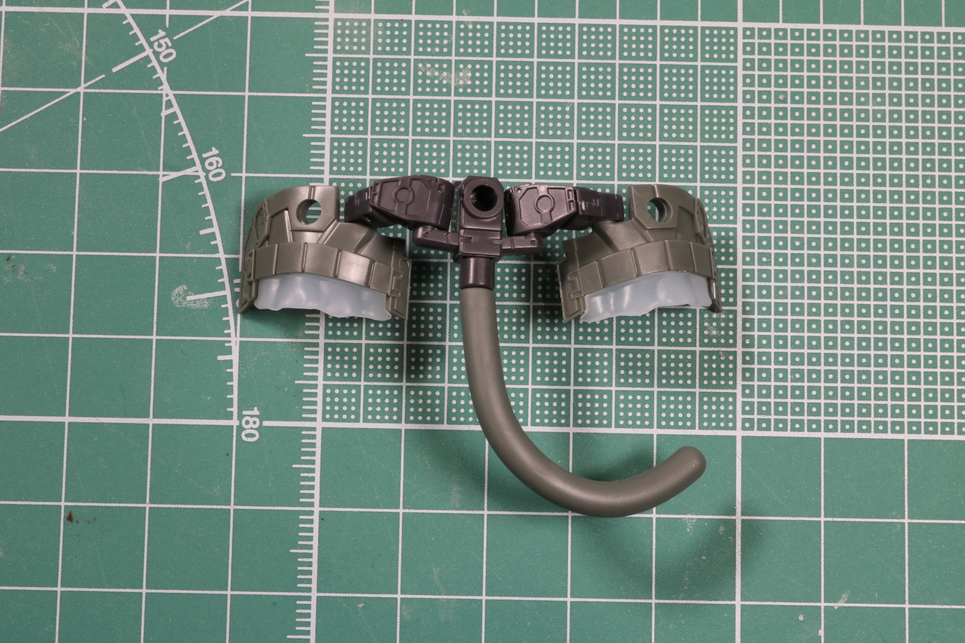 基部パーツによって左右のサイドアーマーは大きく開くことができる