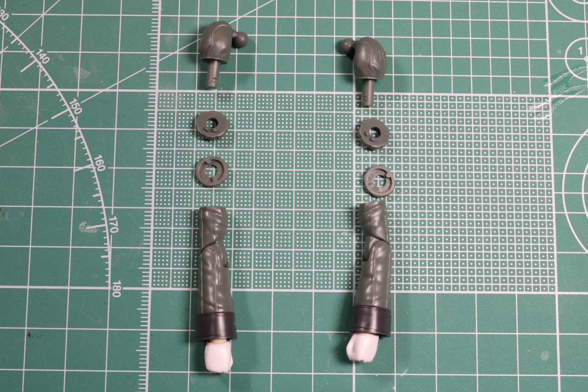 肩と前腕の間にパーツを挟み込む