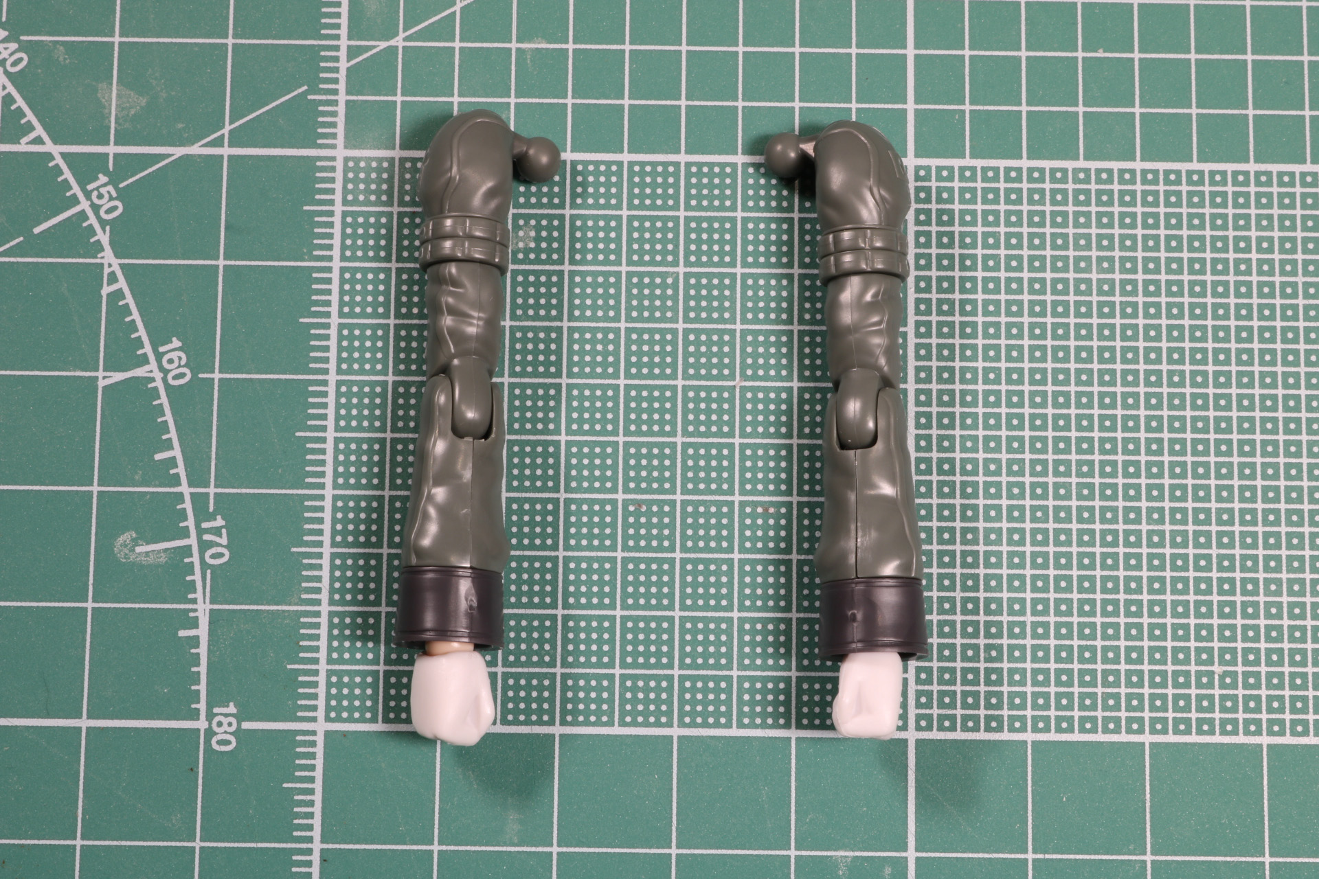 肩と前腕の間にパーツを挟み込む