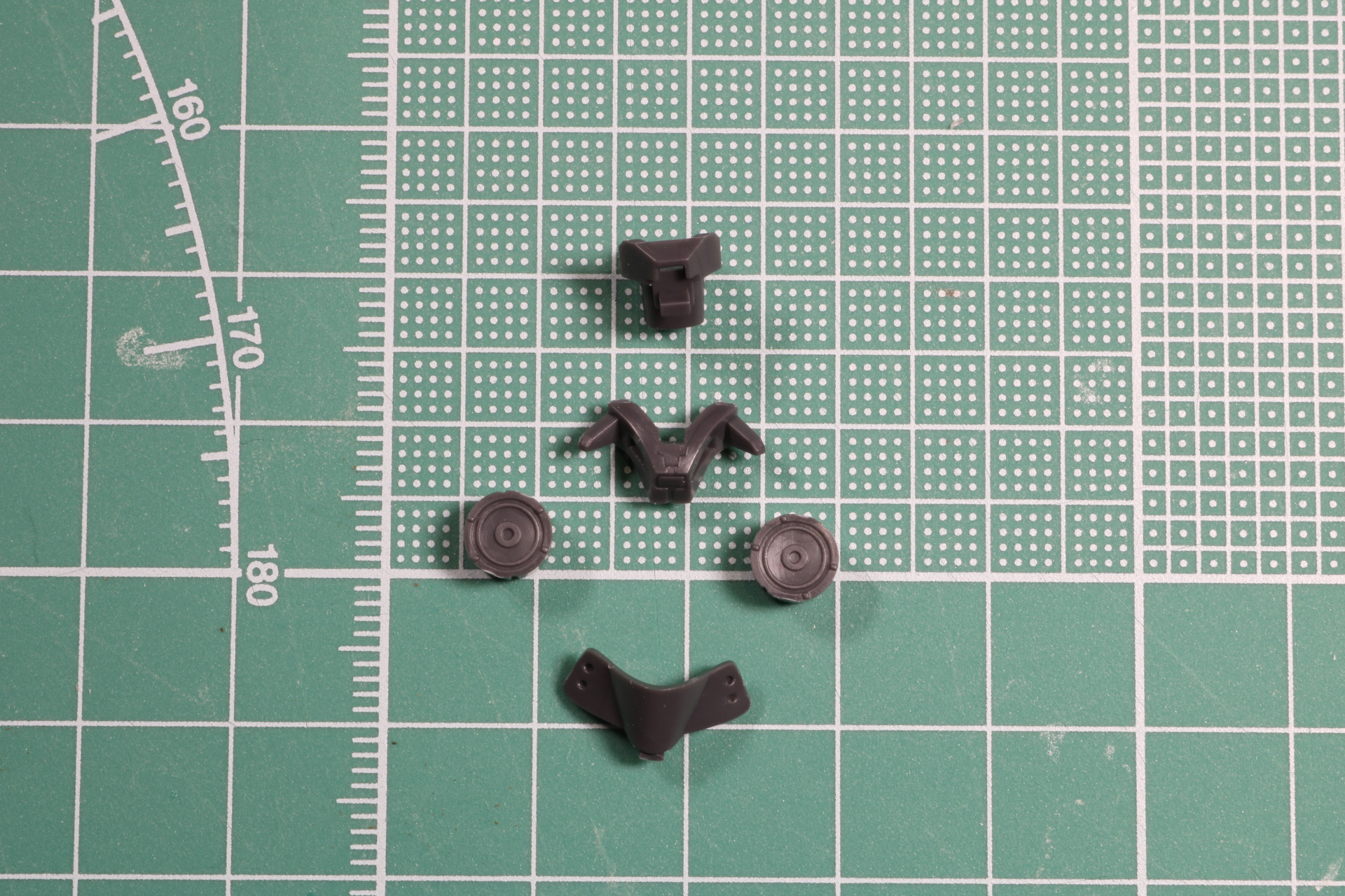 ガスマスクは左右のキャニスターまで作りこまれ、ミリタリー色の強い造形となっている