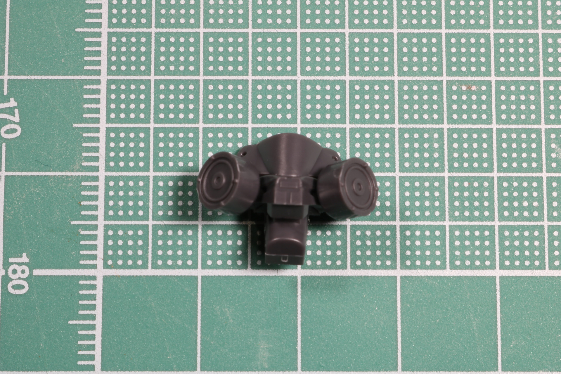 ガスマスクは左右のキャニスターまで作りこまれ、ミリタリー色の強い造形となっている