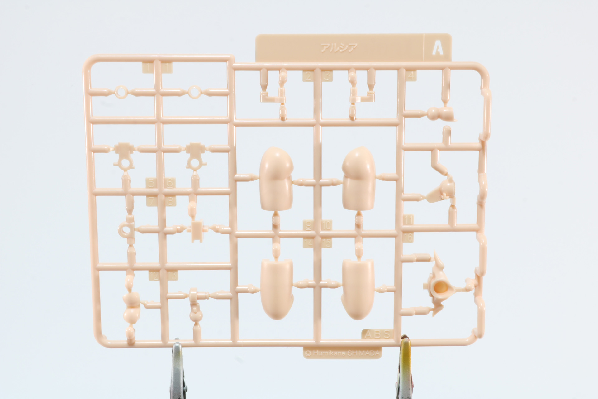 ハンドパーツはグリーンが強いメカ腕用のものと白の服腕用のものがある