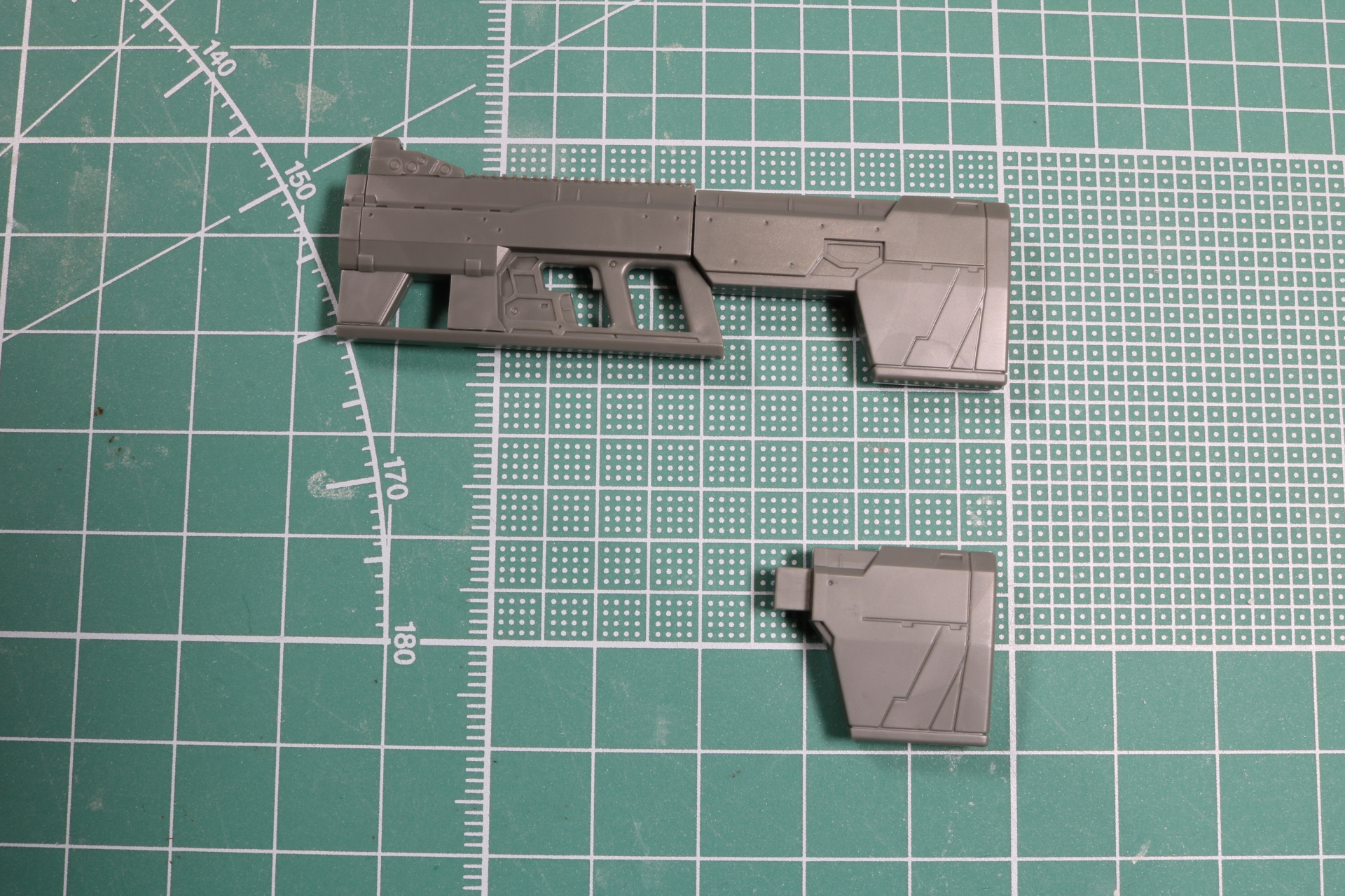 銃のストックは長いものと短いものが選べ、簡単に付け替えることができる