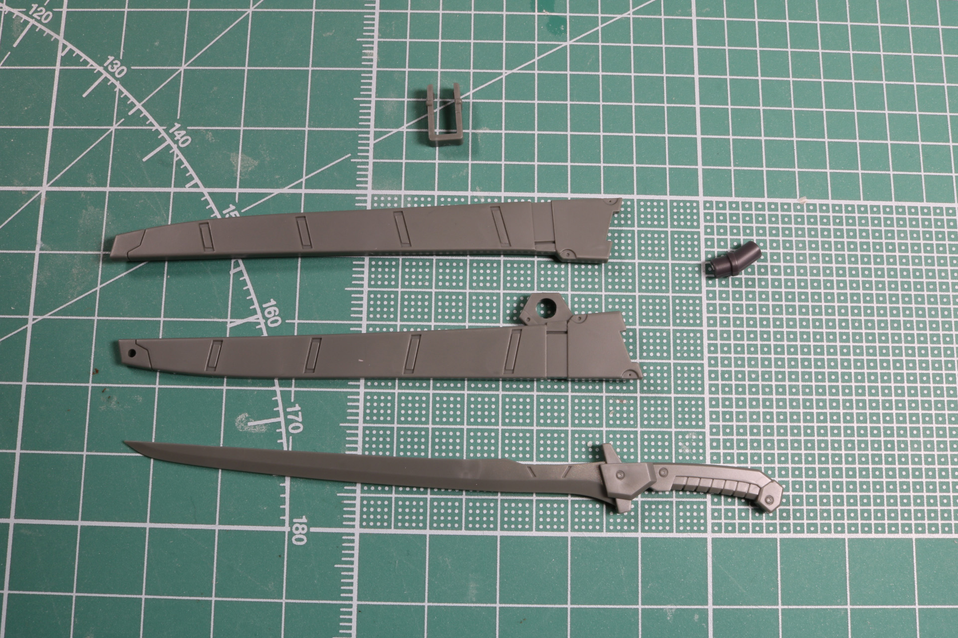 剣はランナーから切り離して完成し、鞘もパーツを合わせることで完成する