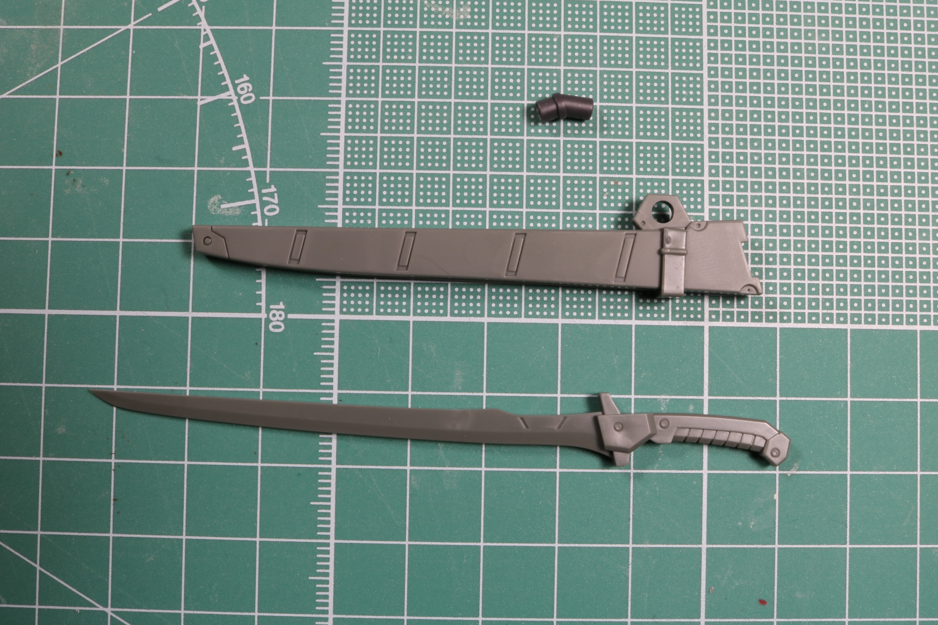 剣はランナーから切り離して完成し、鞘もパーツを合わせることで完成する