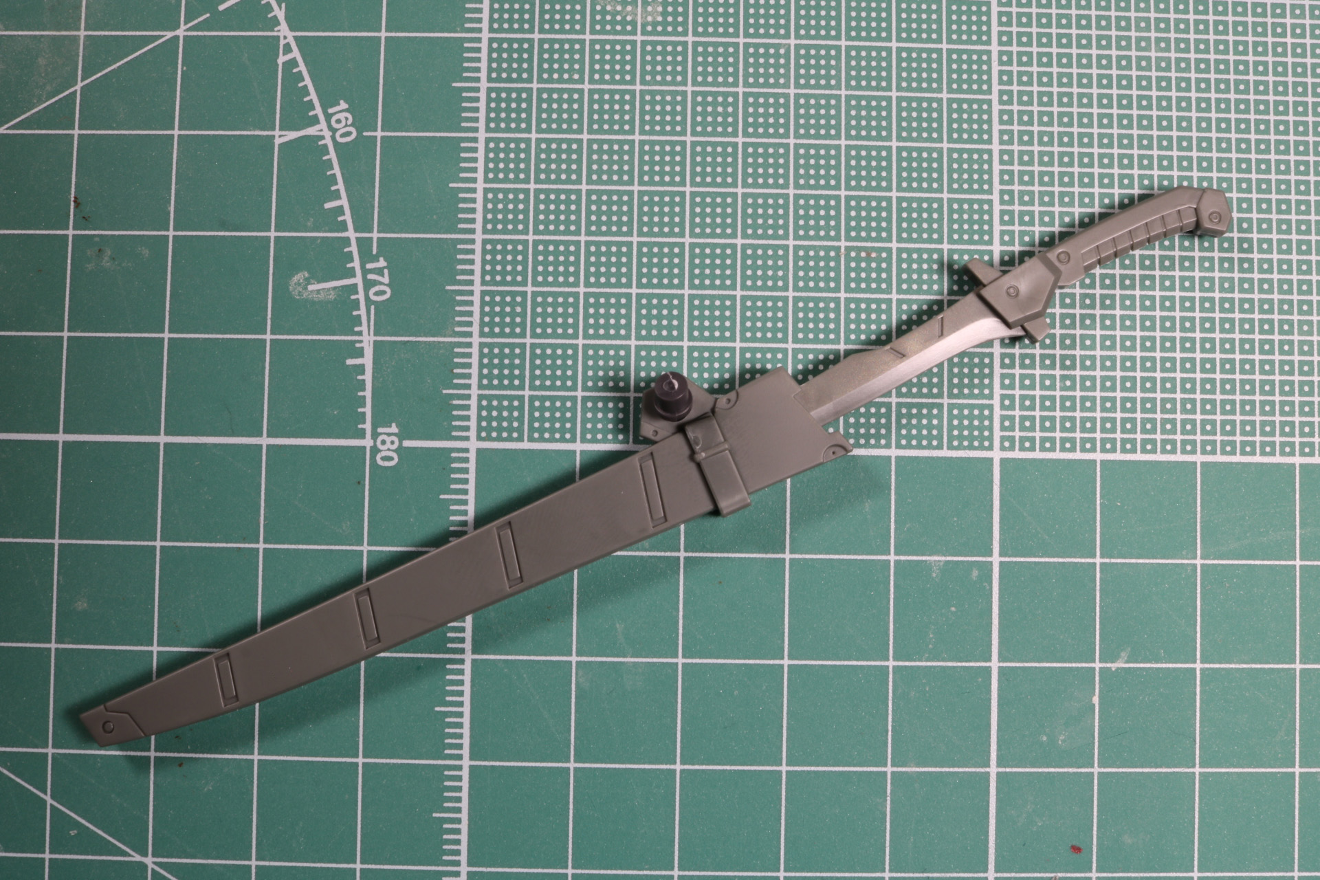 鞘は納刀が可能で、抜刀アクションも楽しむことができる