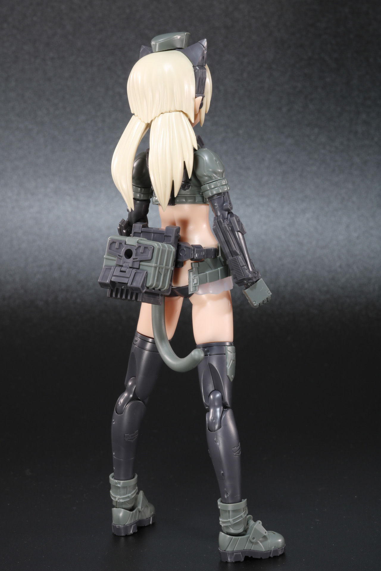 背面には3mm穴が設けられている