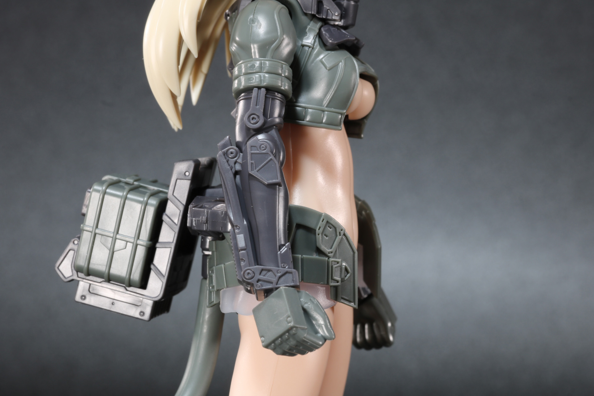 背面には3mm穴が設けられている