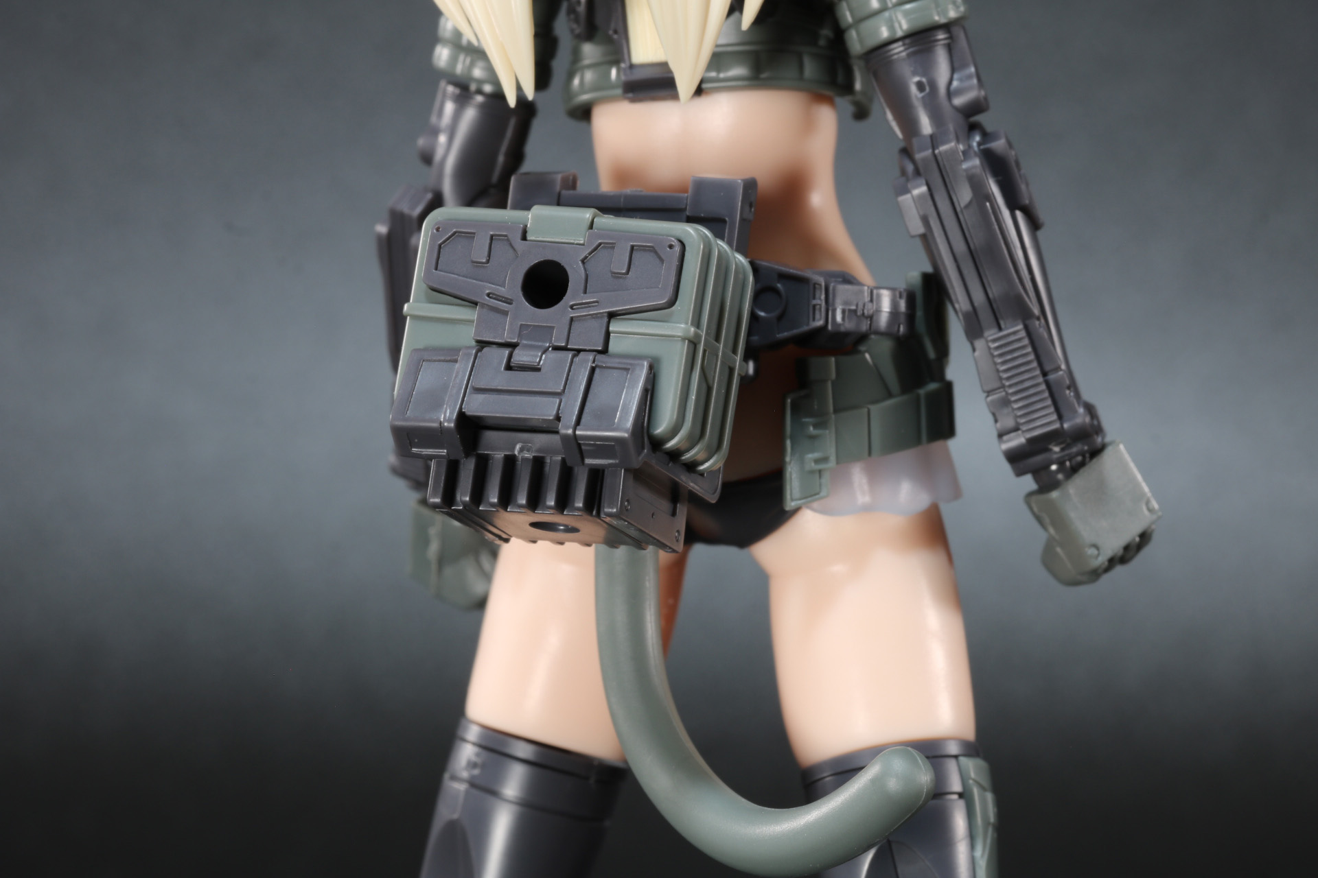 背面には3mm穴が設けられている