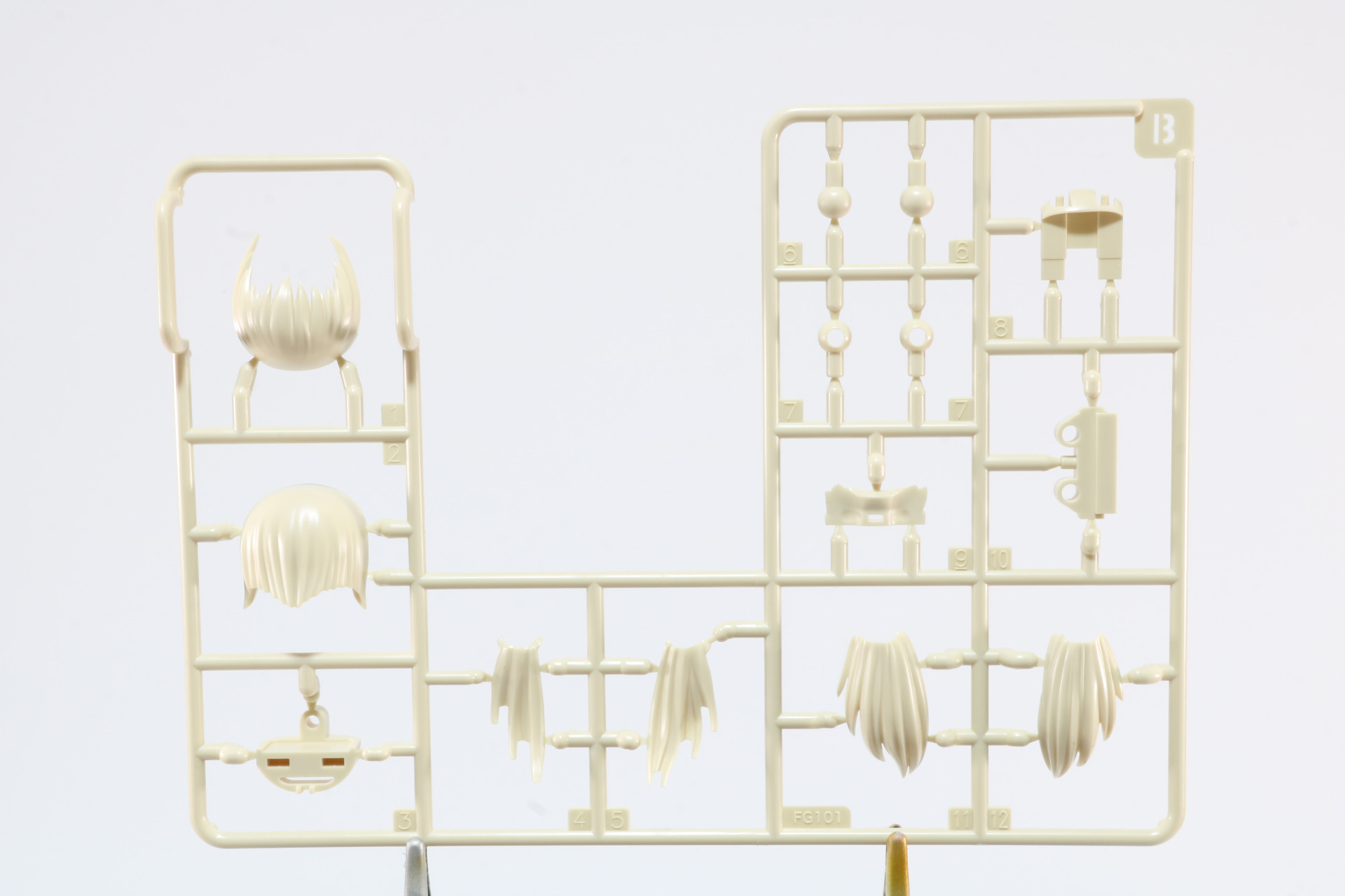 ハンドパーツはグリーンが強いメカ腕用のものと白の服腕用のものがある