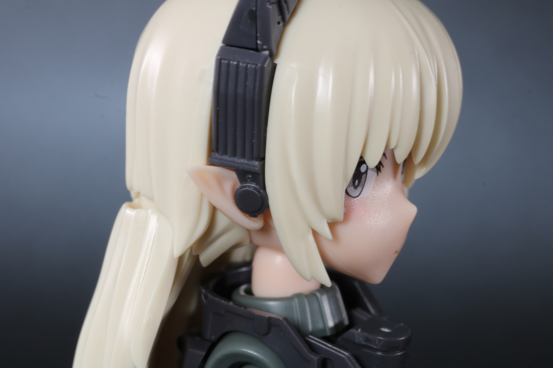 耳元にはインカムパーツが造形されている