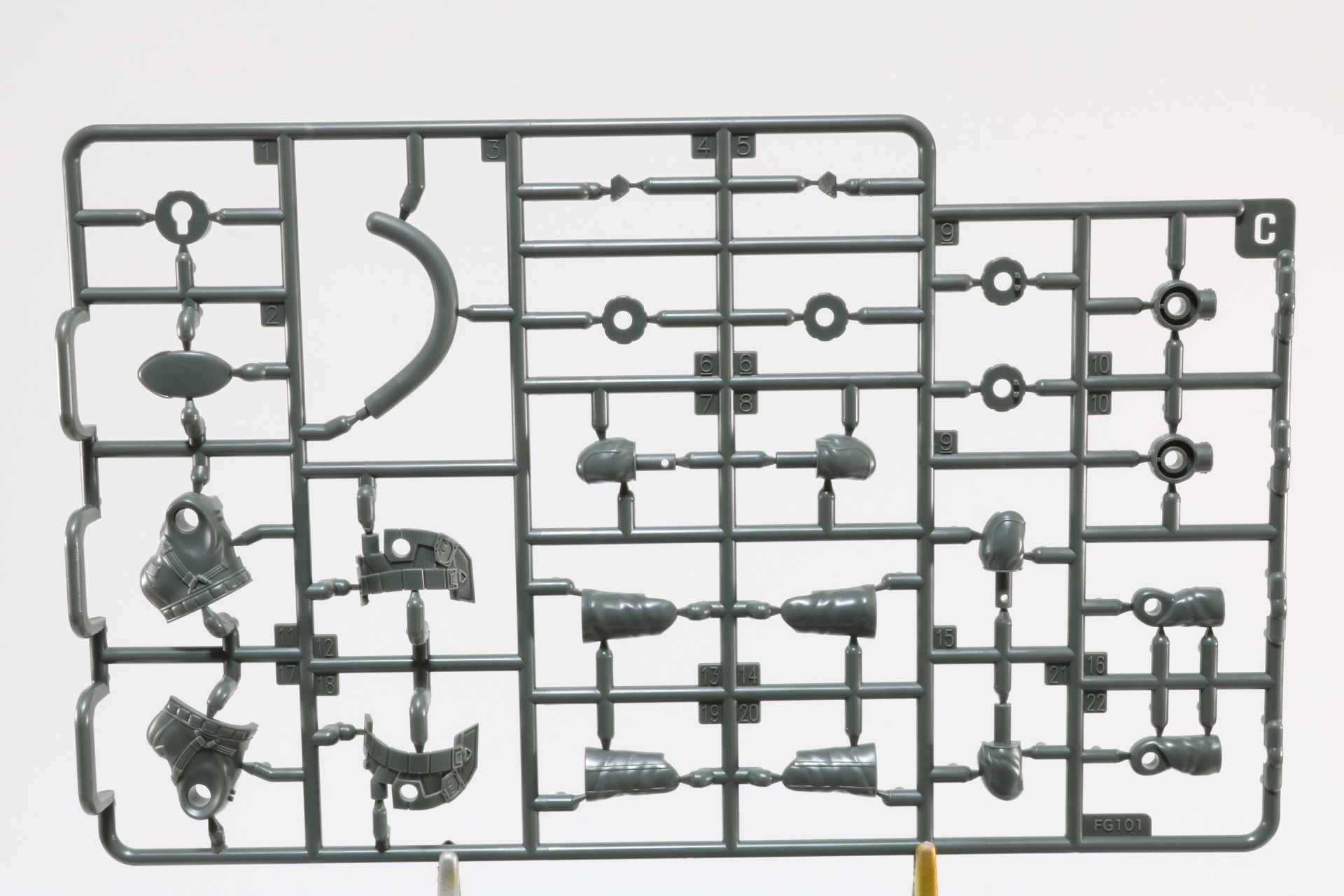 ハンドパーツはグリーンが強いメカ腕用のものと白の服腕用のものがある