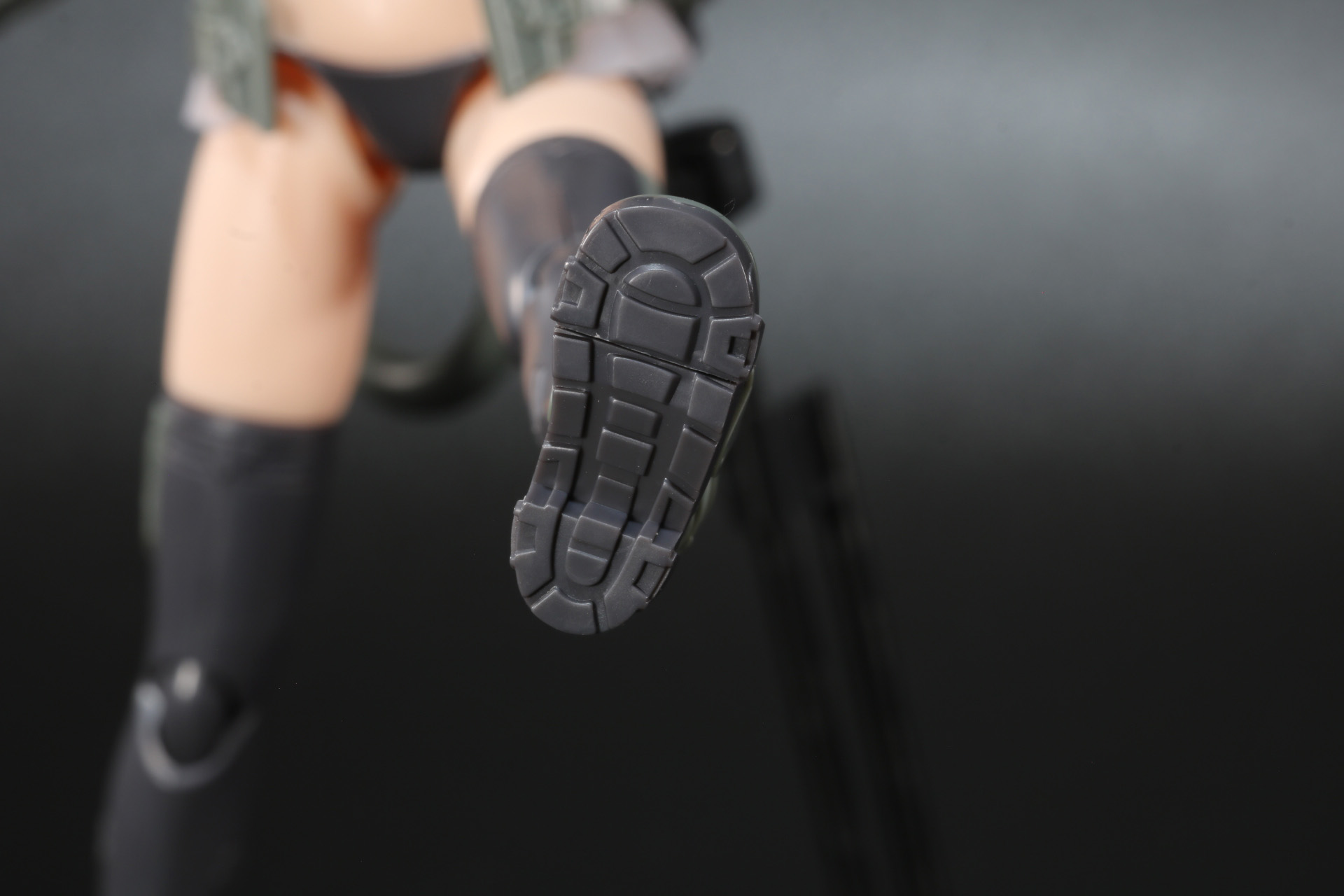 ソールもミリタリー感ある大きな溝が造形されている