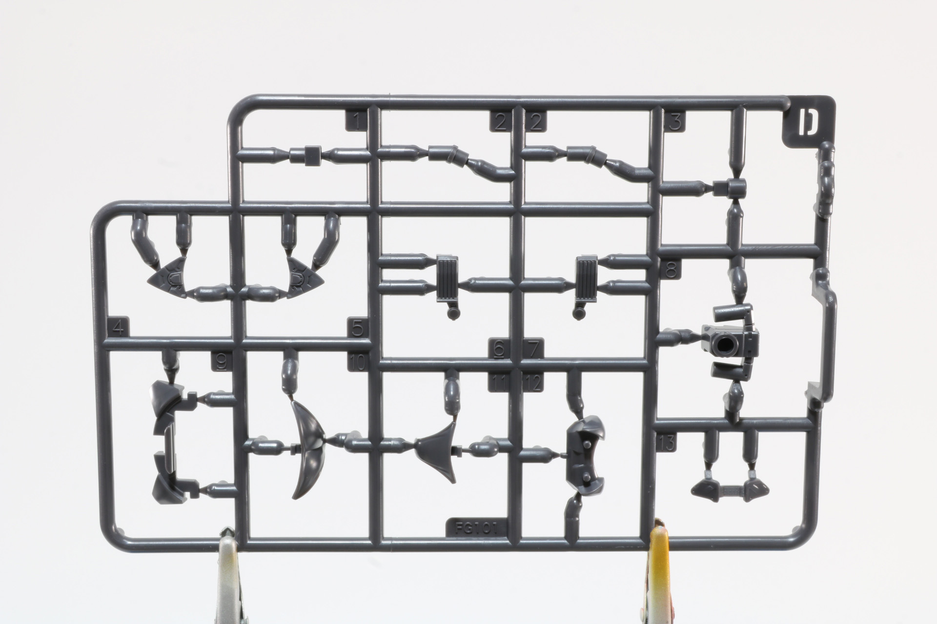 ハンドパーツはグリーンが強いメカ腕用のものと白の服腕用のものがある