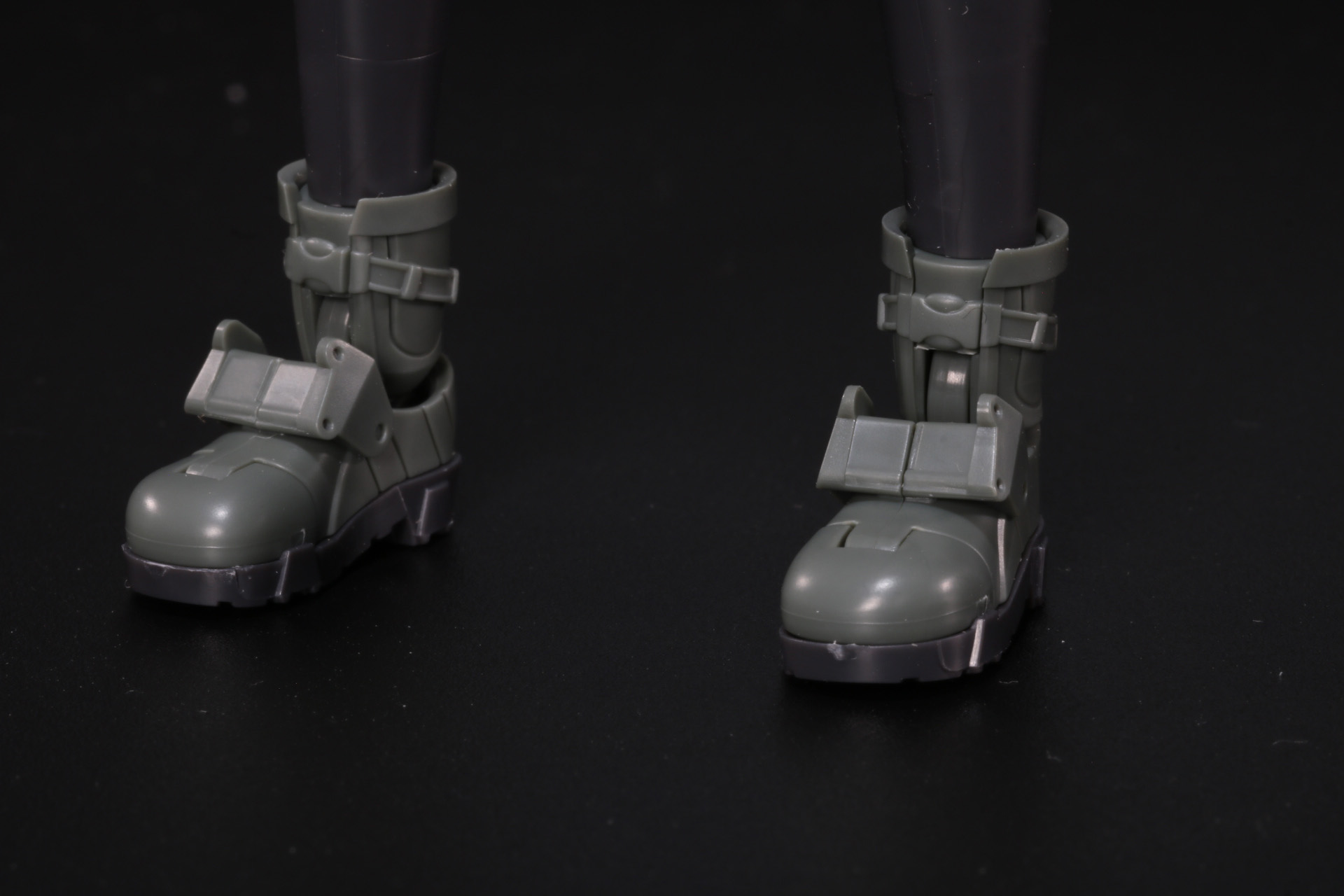 ブーツは武骨で安定感ある造形