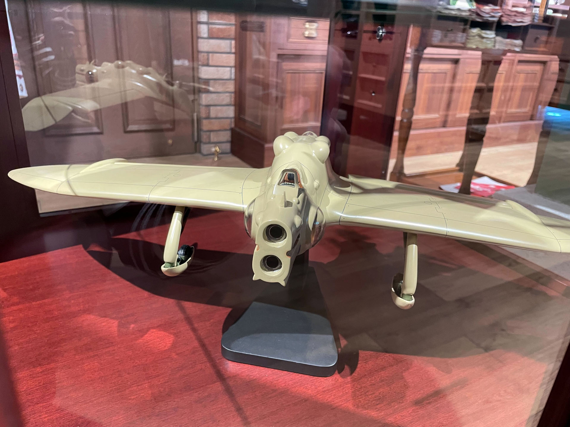 品揃えは戦闘機と戦車のスケールモデルが中心。ジブリ作品のメカを再現したプラモデルも