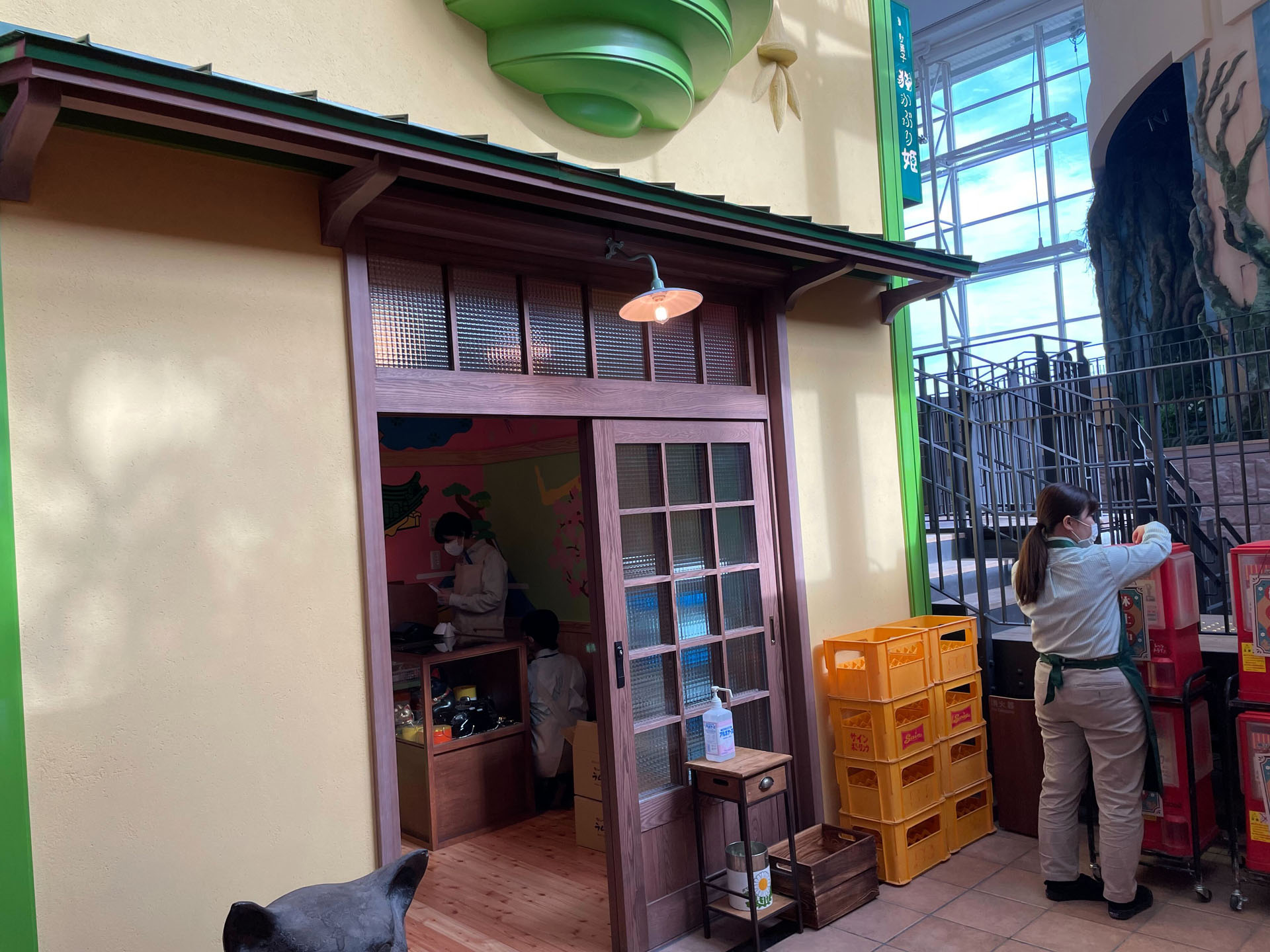 色々な駄菓子を並べた「駄菓子 猫かぶり姫」