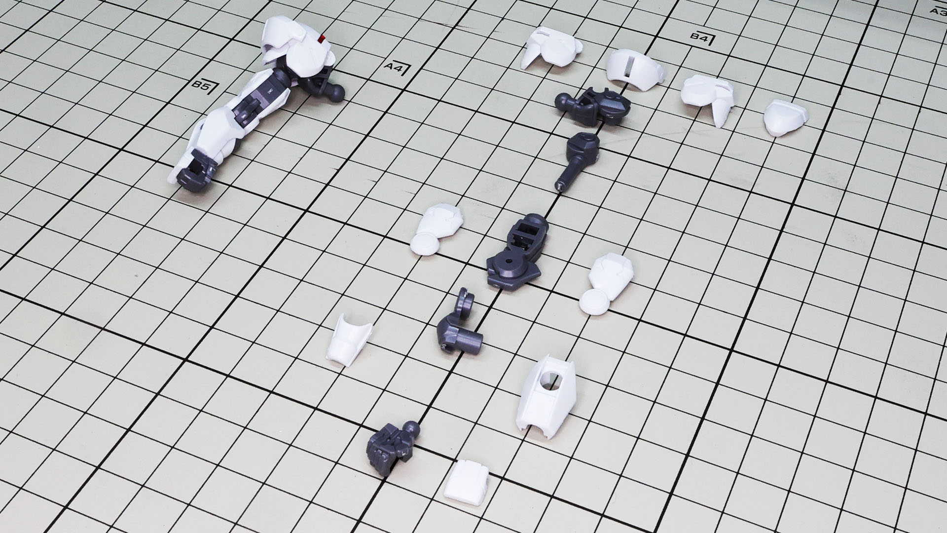 肩アーマーは前後を端と上部から固定されるのでかっちり完成します