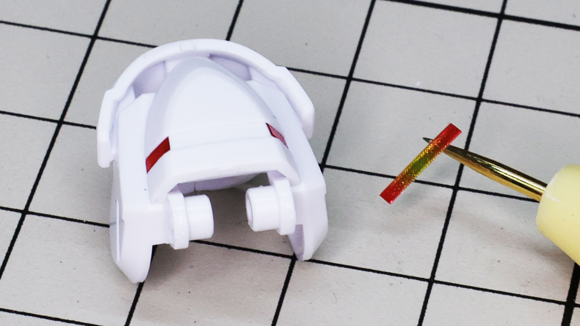 肩アーマー上部にはシェルユニットど同様の発光部位がありますので、それをシールで再現します