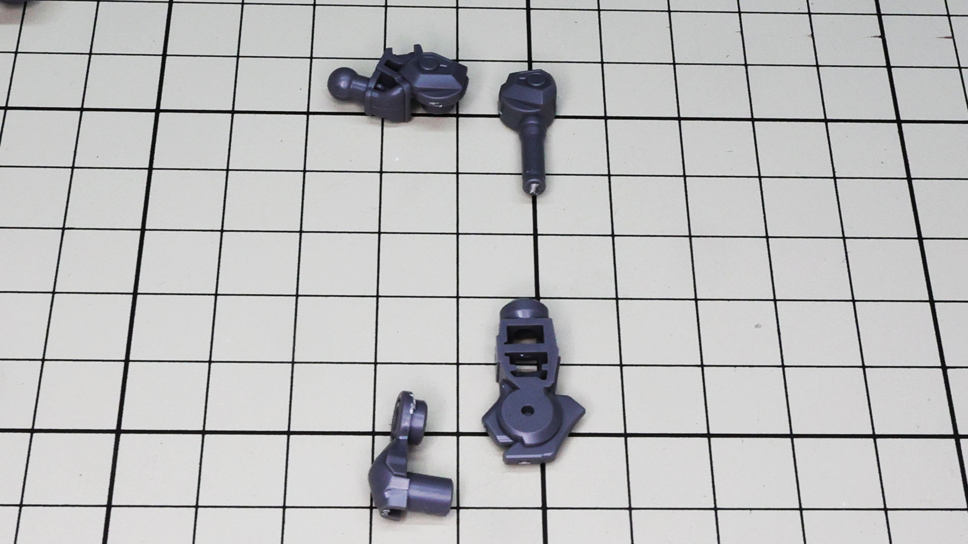 肩と上腕、肘などのメカフレームはごつい印象
