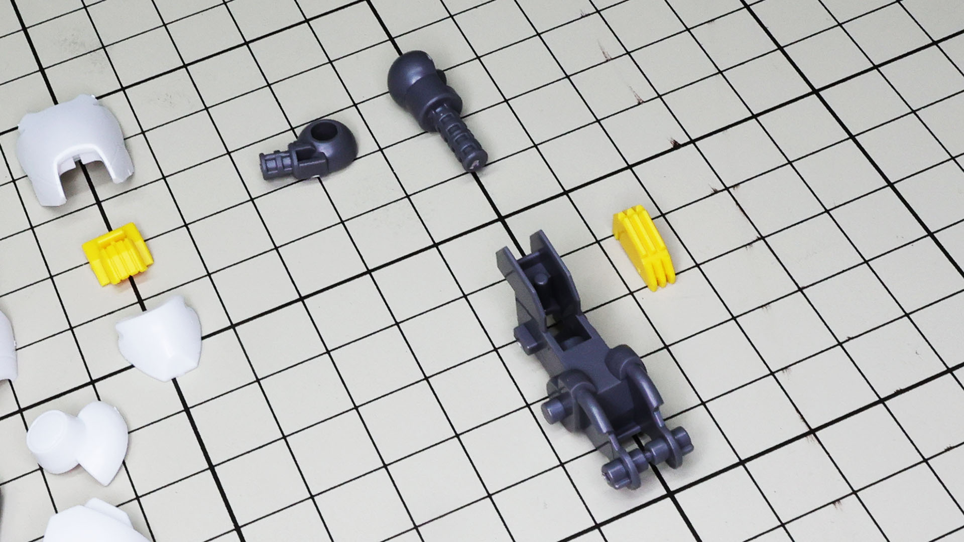 脚部のメカフレームも大きいパーツで構成されています