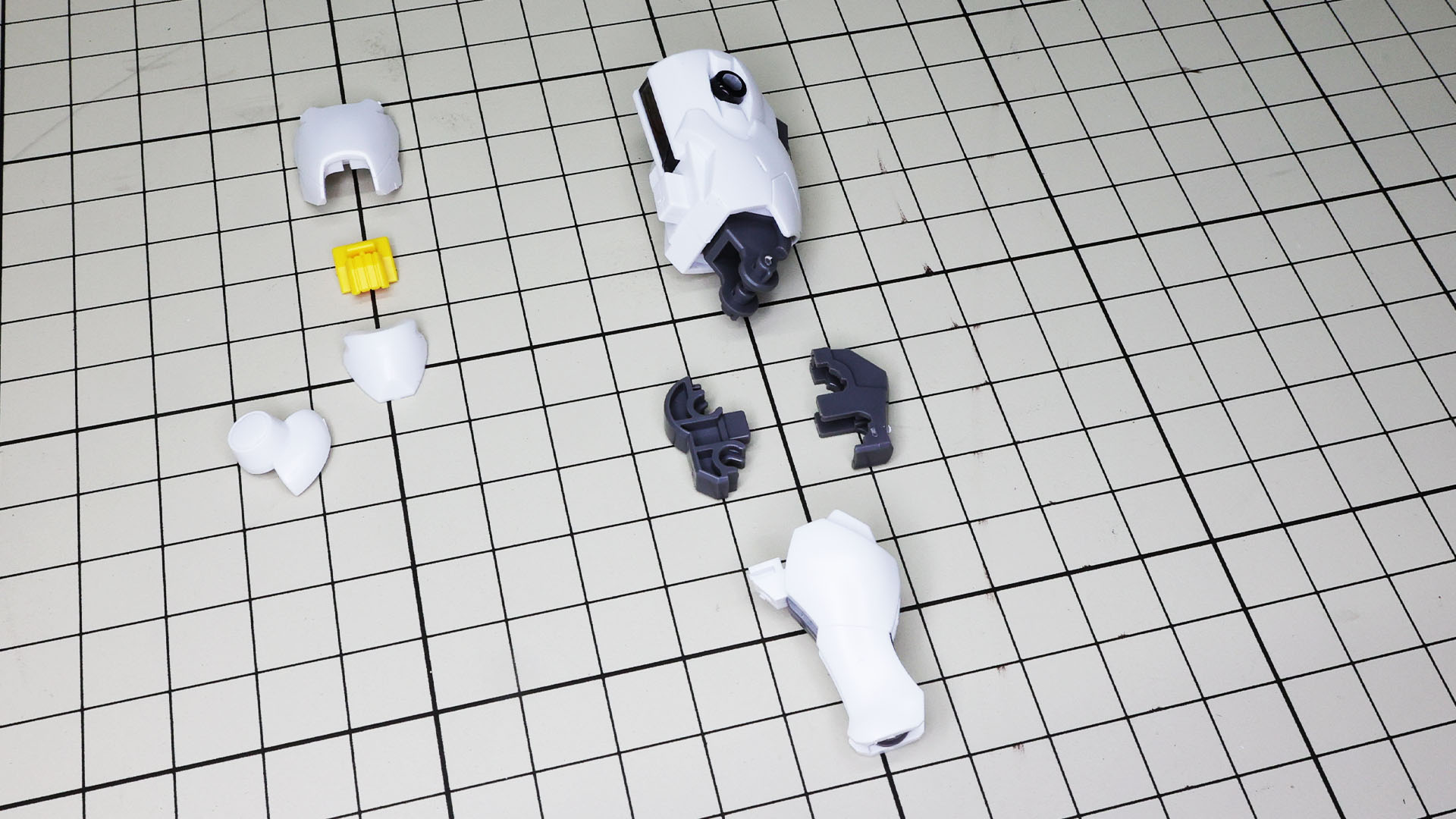 HGルブリスと同じ構造の後はめ式の膝関節に“パチッ”と組み込みます
