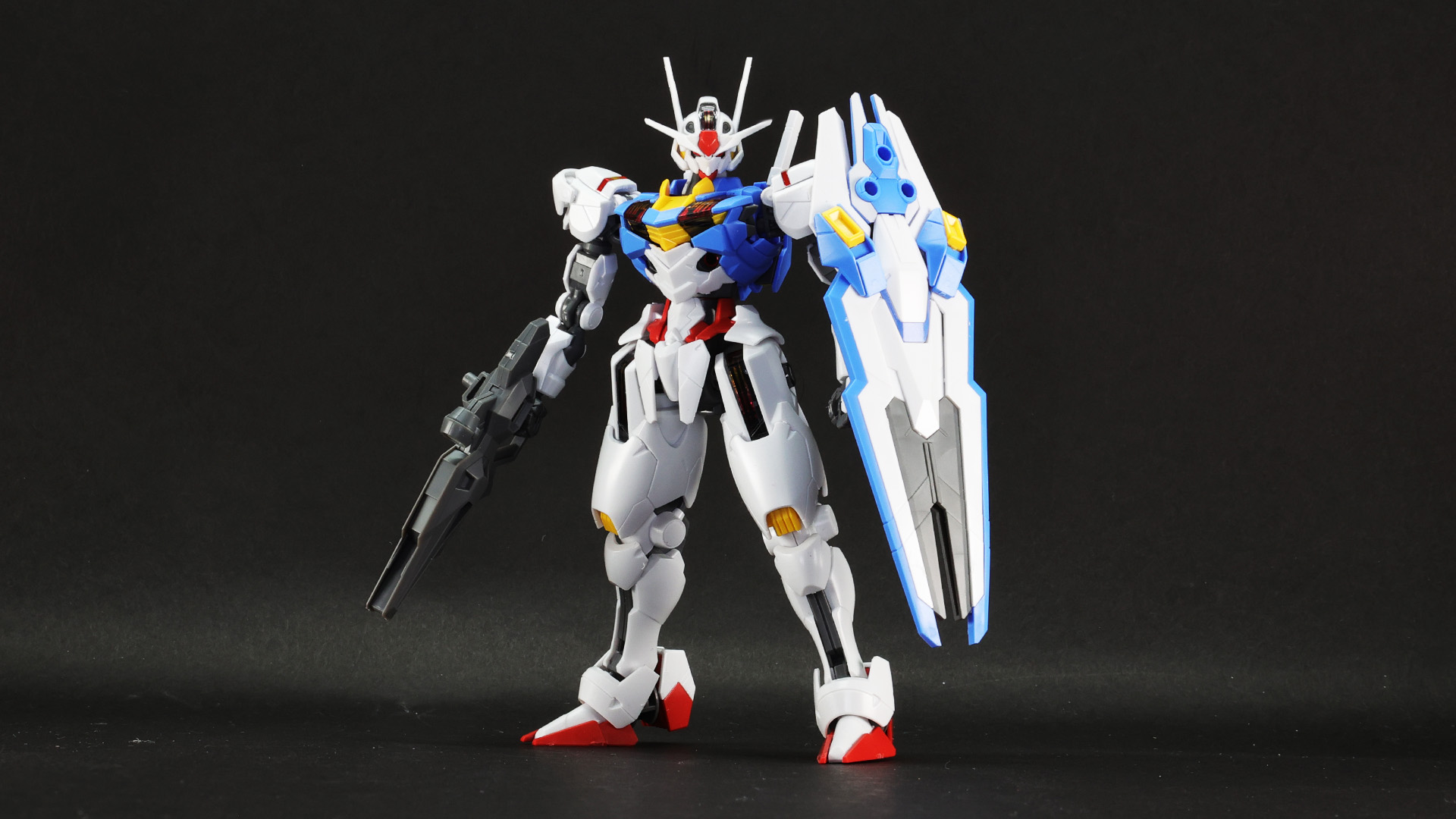 ルブリスからトリコロールカラーで一気にガンダムに見えるエアリアル