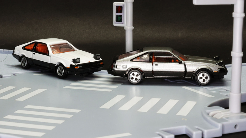 トヨタ セリカＸＸ：左（ホワイト）が通常仕様、右（ガンメタ）が発売記念仕様