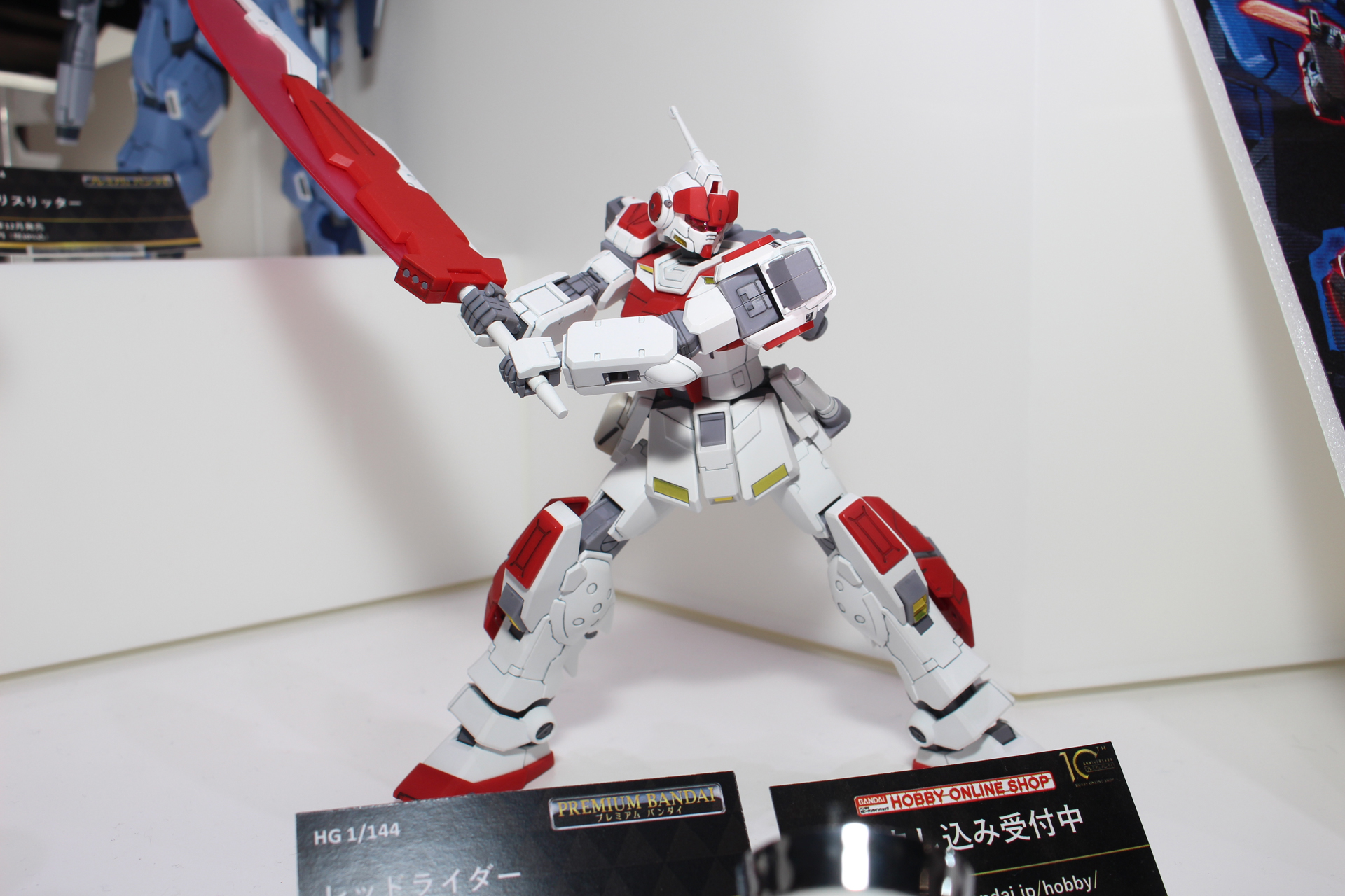 ペイルライダーの特徴的な頭部や全体のシルエットを残しつつ、アーマーや武装などを独自のデザインで設計