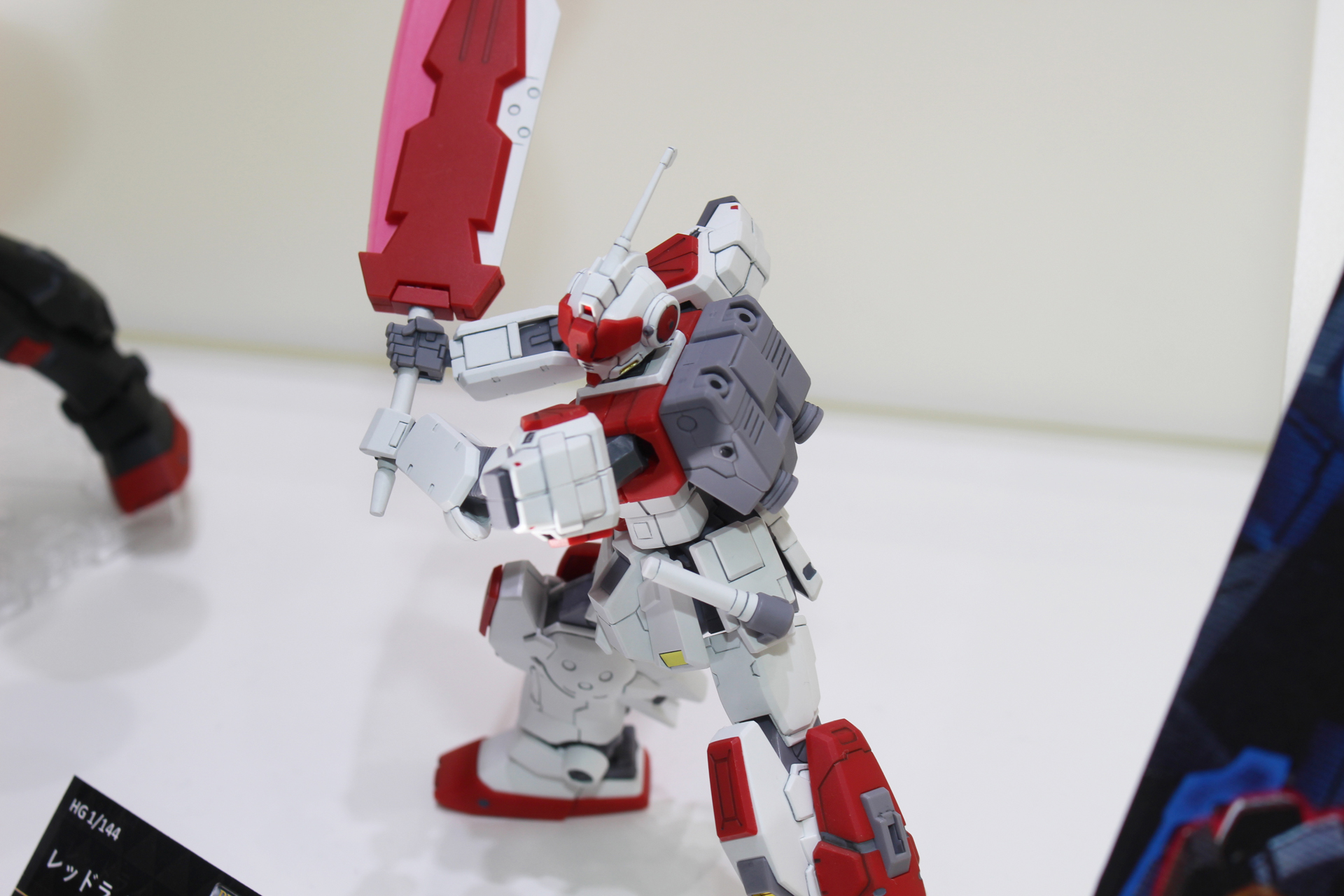 大剣「ツヴァイ・ハンダー」を構えるポーズも可能な可動粋を備える