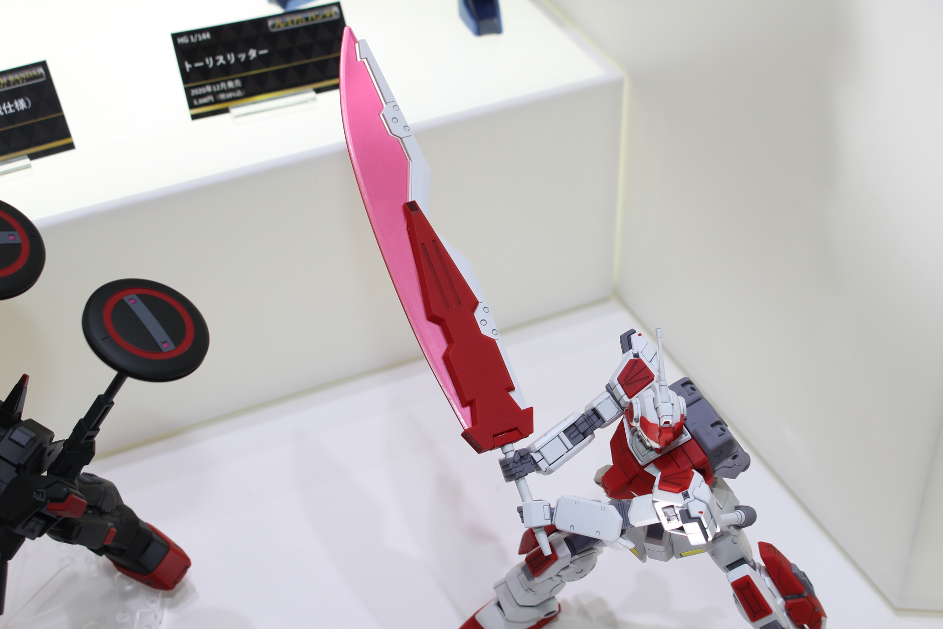 ツヴァイ・ハンダーは、パーツの組み替えによりシールド状態にもできる