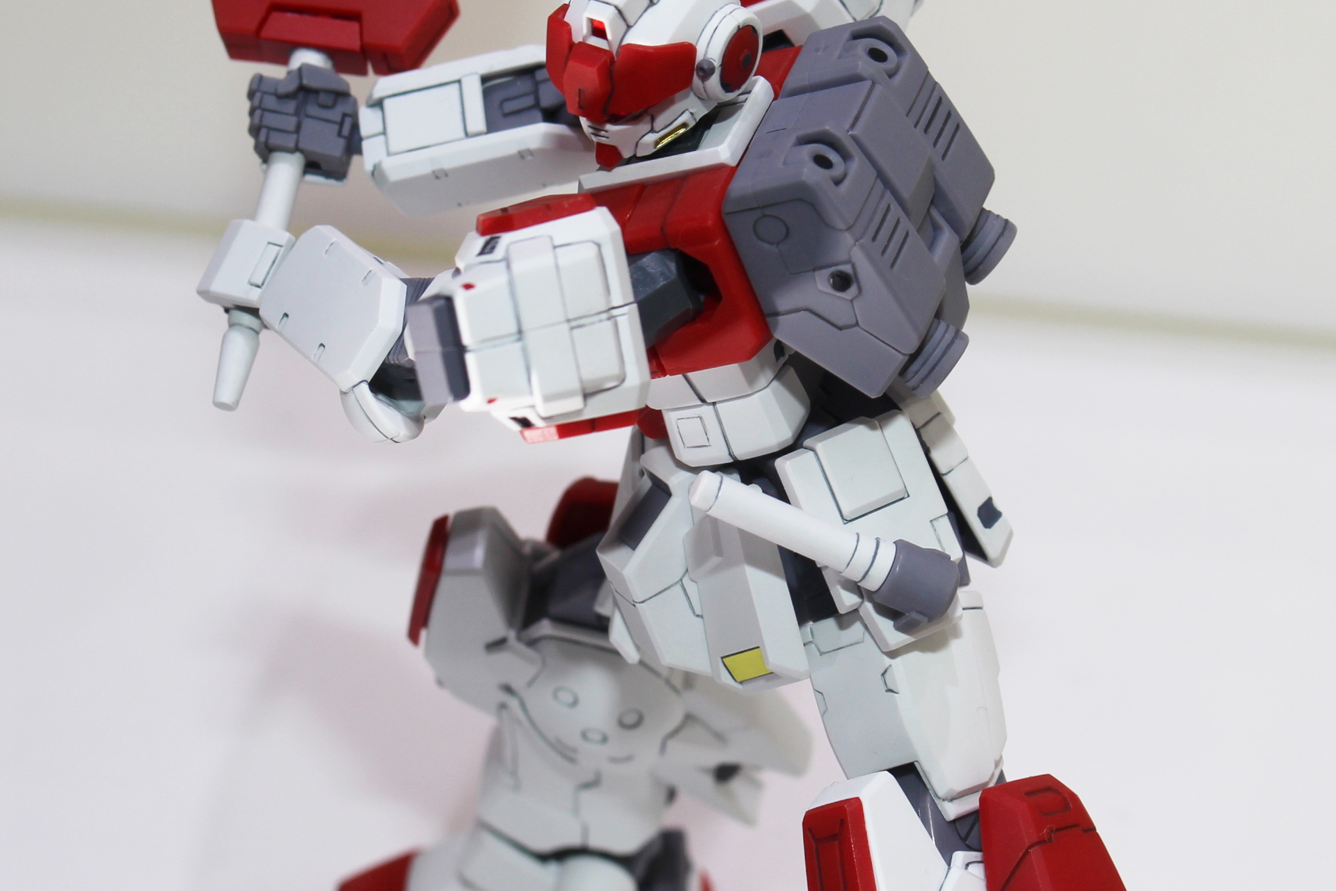 ツヴァイ・ハンダーや腰のビーム・サーベルの他、試作型の100mmマシンガンなど、武装も豊富だ