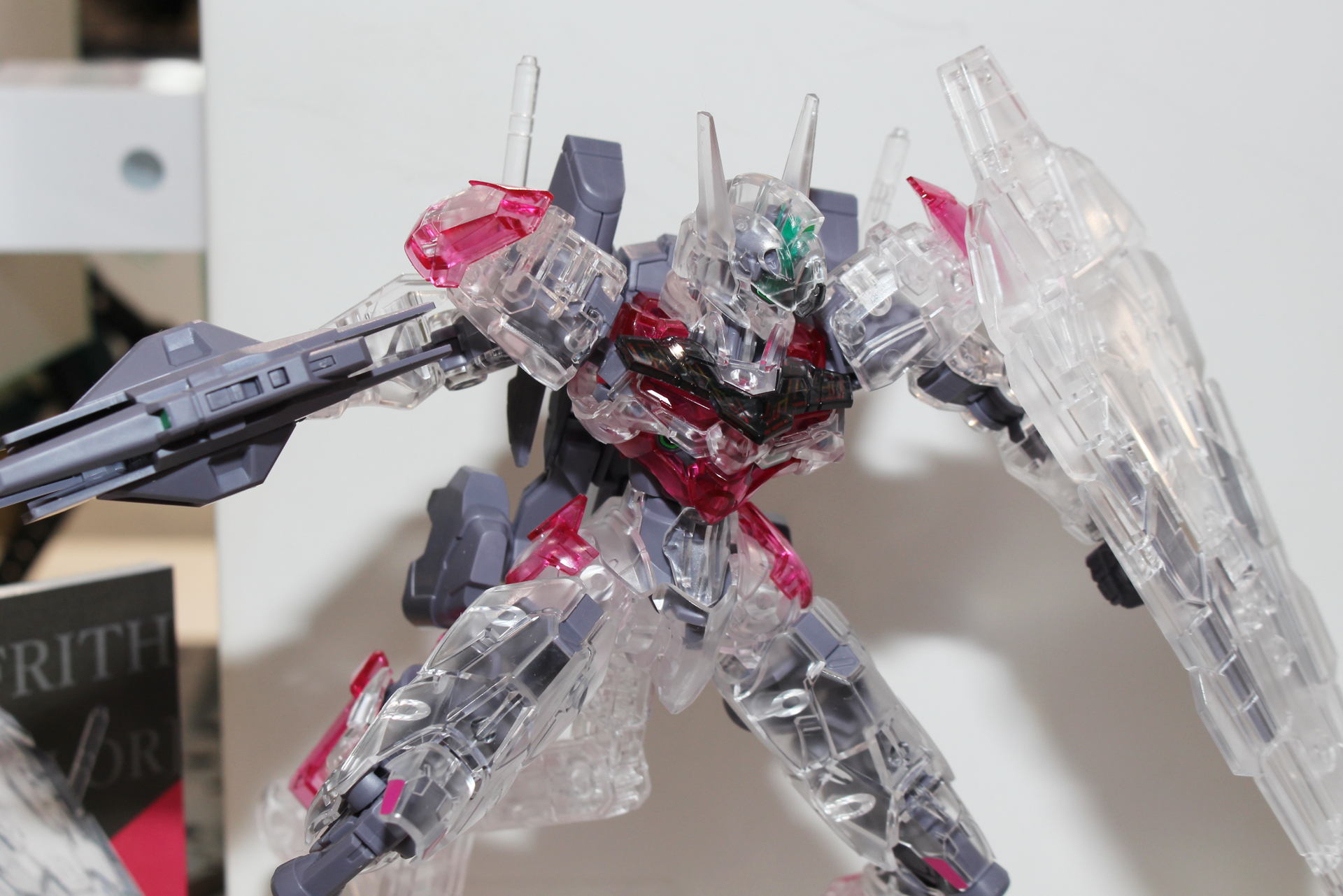 本編の主役機ガンダムエアリアルよりも先に発売されたHGガンダムルブリスをクリア成形で発売