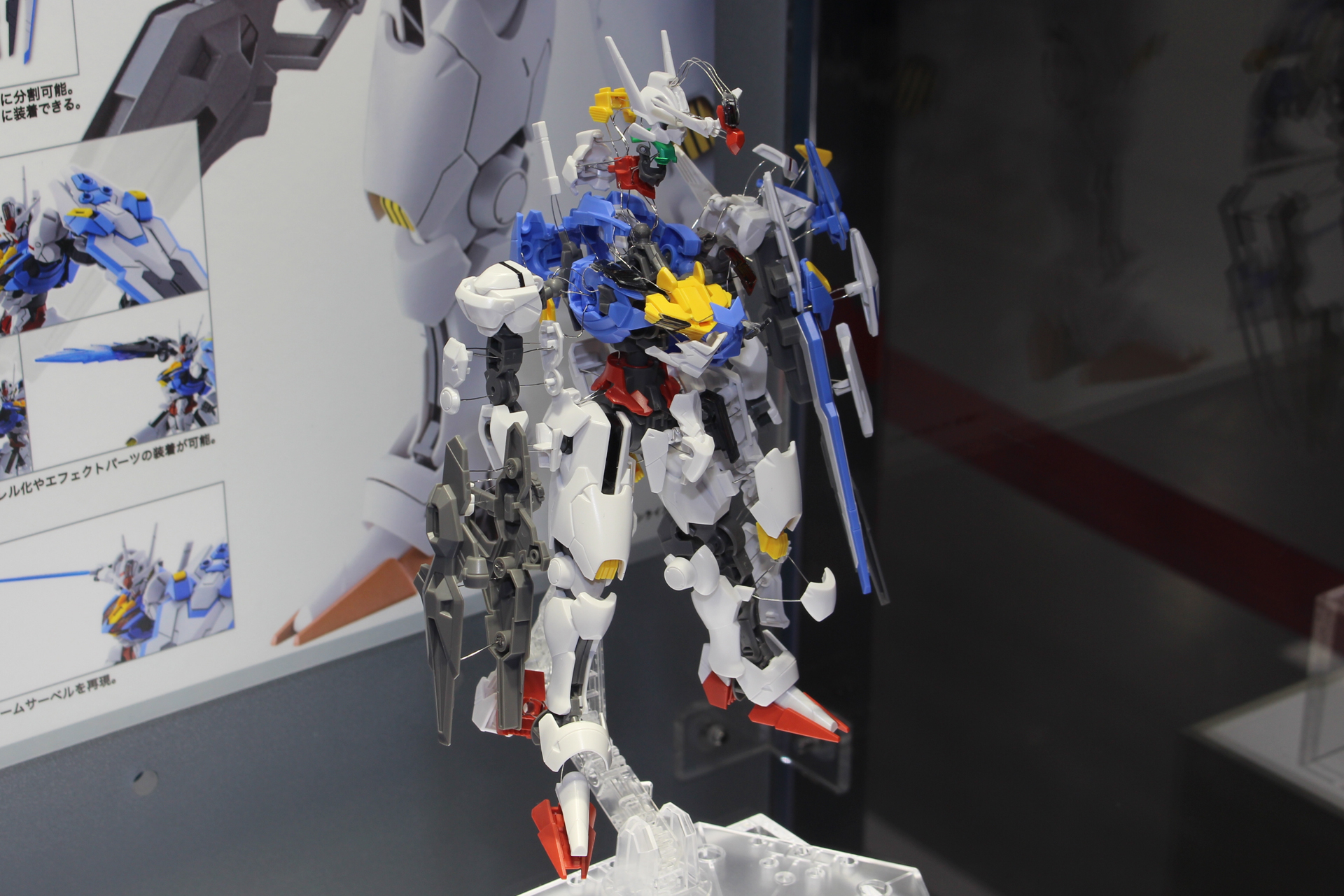 10月1日に発売された「HG 1/144 ガンダムエアリアル」。ワイヤーを使ってパーツを浮かせた作例でその構造を披露していた