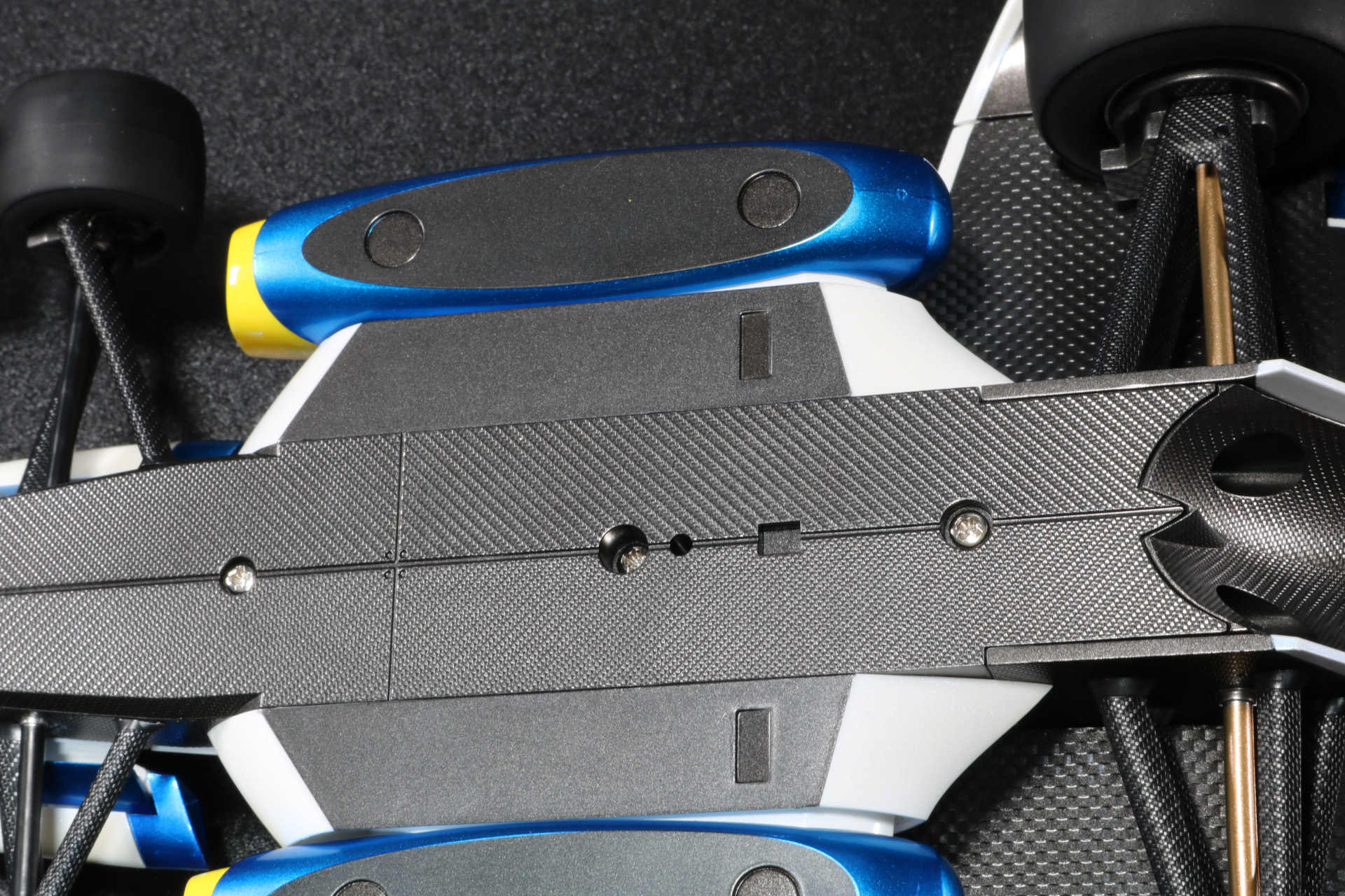 本体裏面の溝にジョイントパーツを付け、台座にあるジョイント穴に合わせる