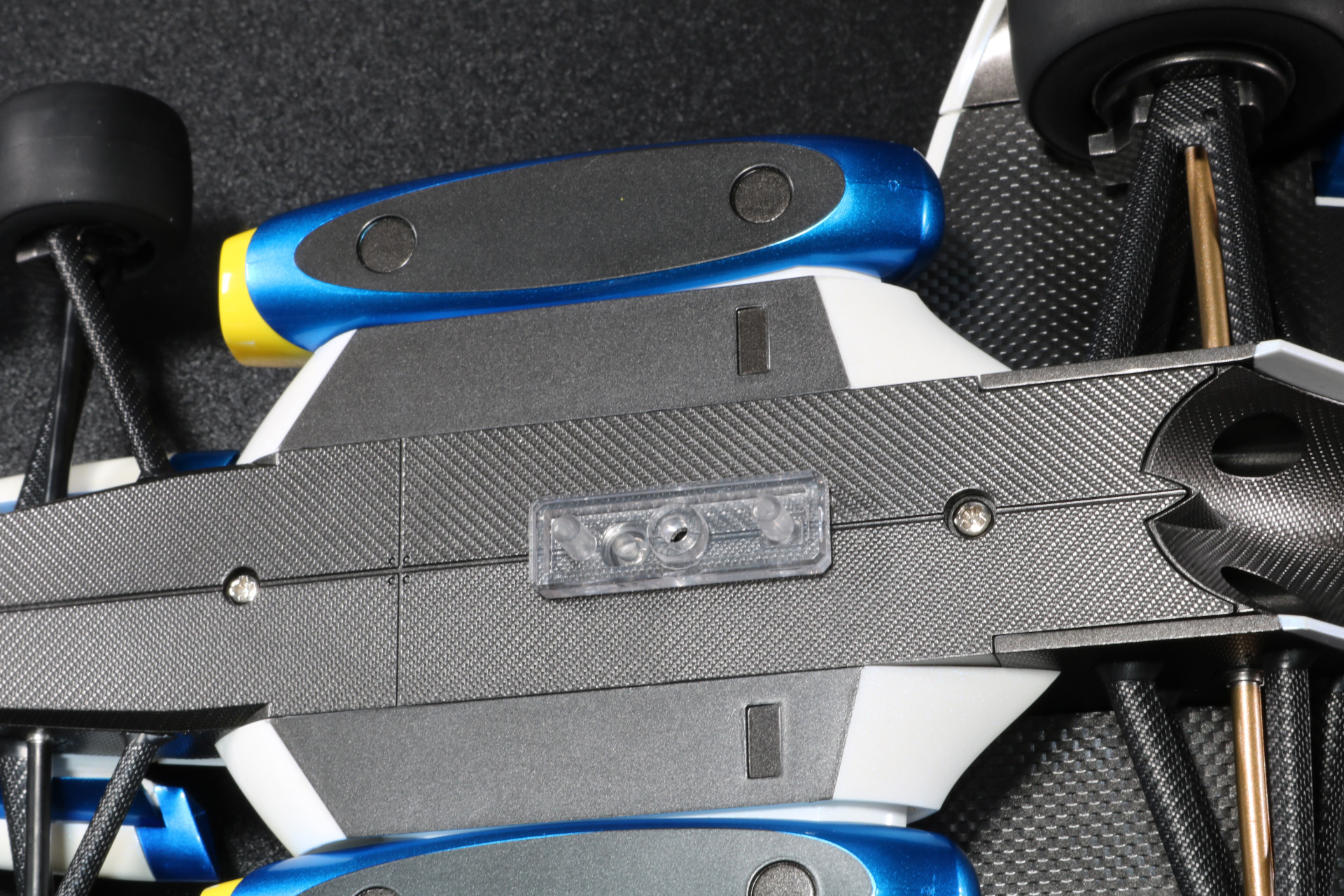 本体裏面の溝にジョイントパーツを付け、台座にあるジョイント穴に合わせる