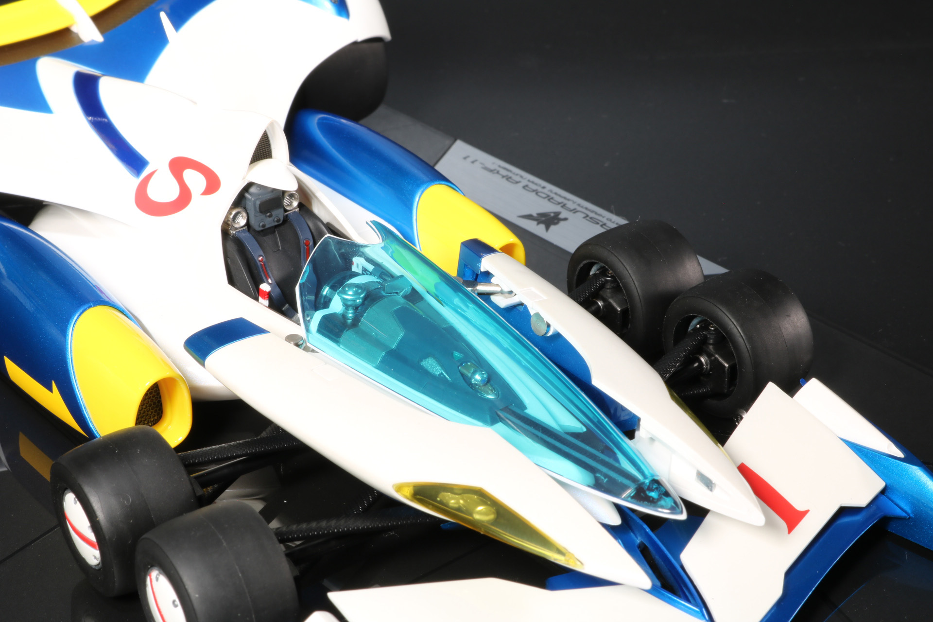 キャノピーは正面のフロントパーツを分割し、引き出すことでシートが見える