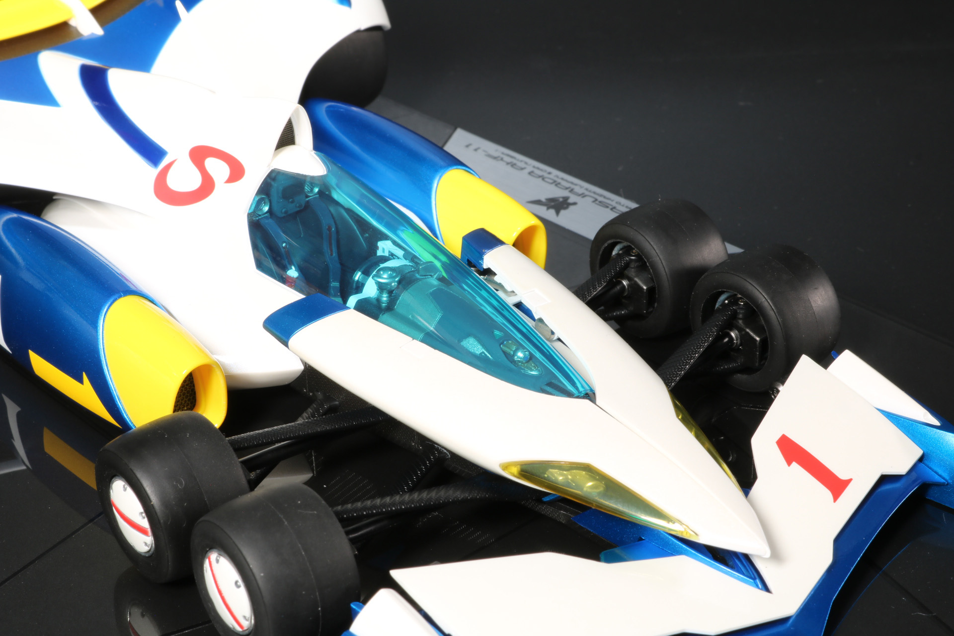 キャノピーは正面のフロントパーツを分割し、引き出すことでシートが見える