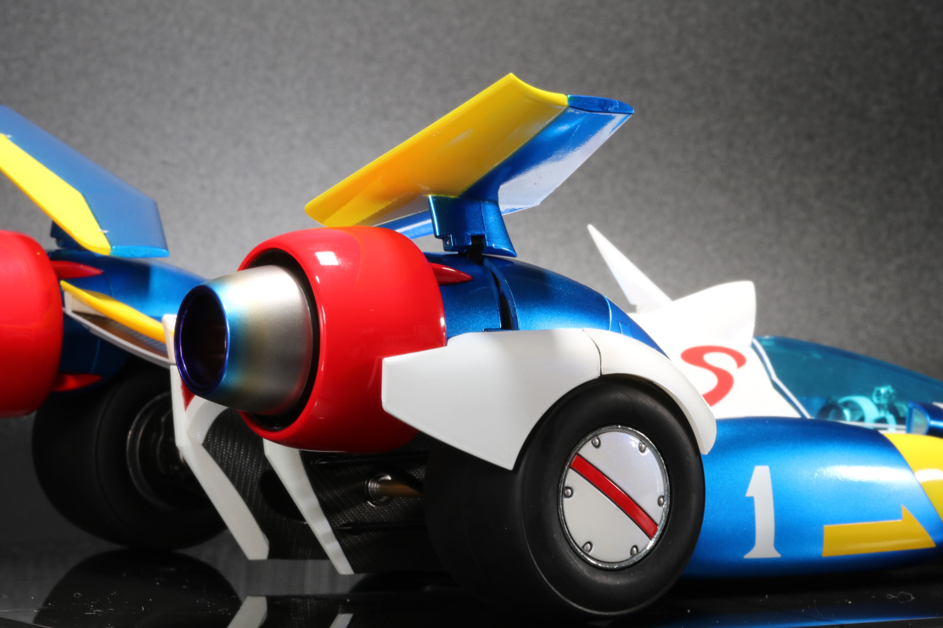 エアロモード時に変形するリアウイング