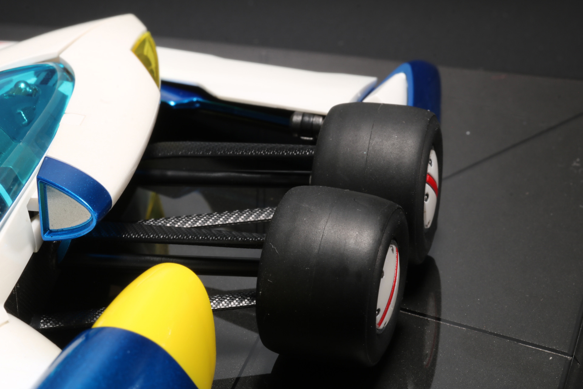 フロントタイヤ4つは角度をつけ、コーナリングのアクション表現が可能