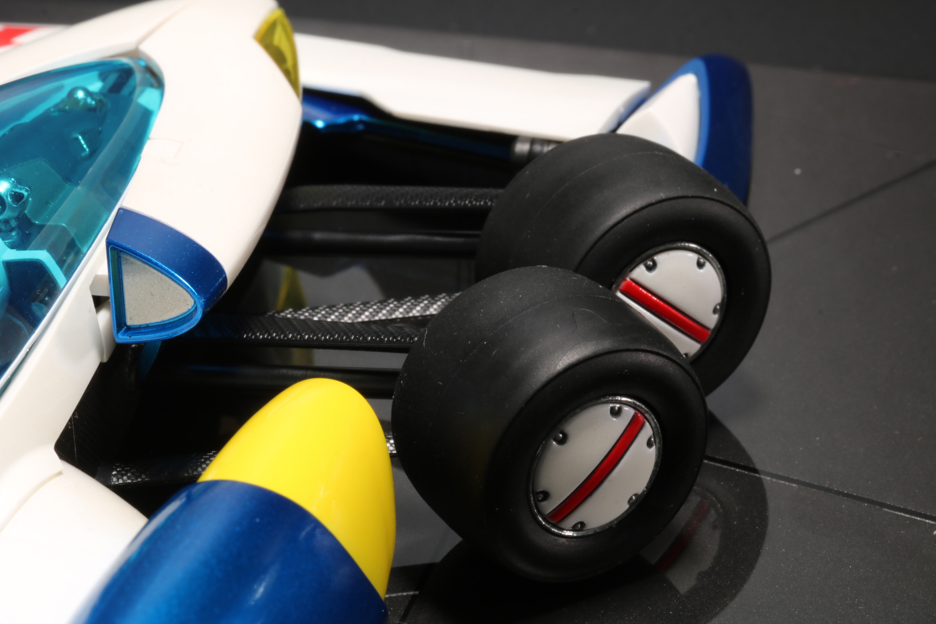 フロントタイヤ4つは角度をつけ、コーナリングのアクション表現が可能