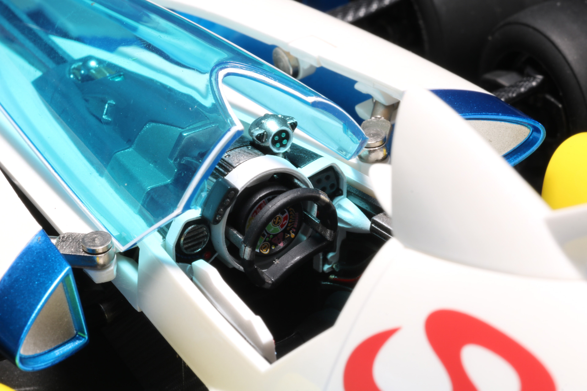 ハヤトをサポートするアスラーダマシンヘッドやメーターも造形されている