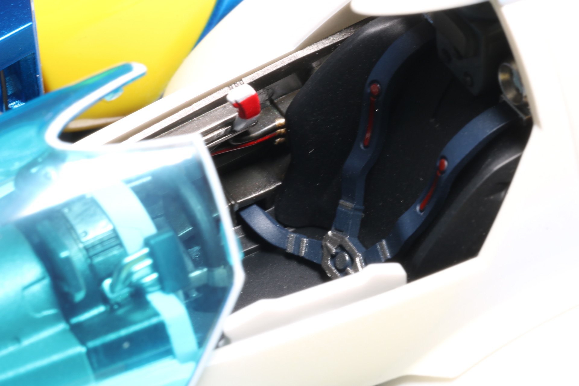 シートベルトも完備されている。右にはブーストポッドを展開するレバーが備わっている。なおレバーは非可動となる