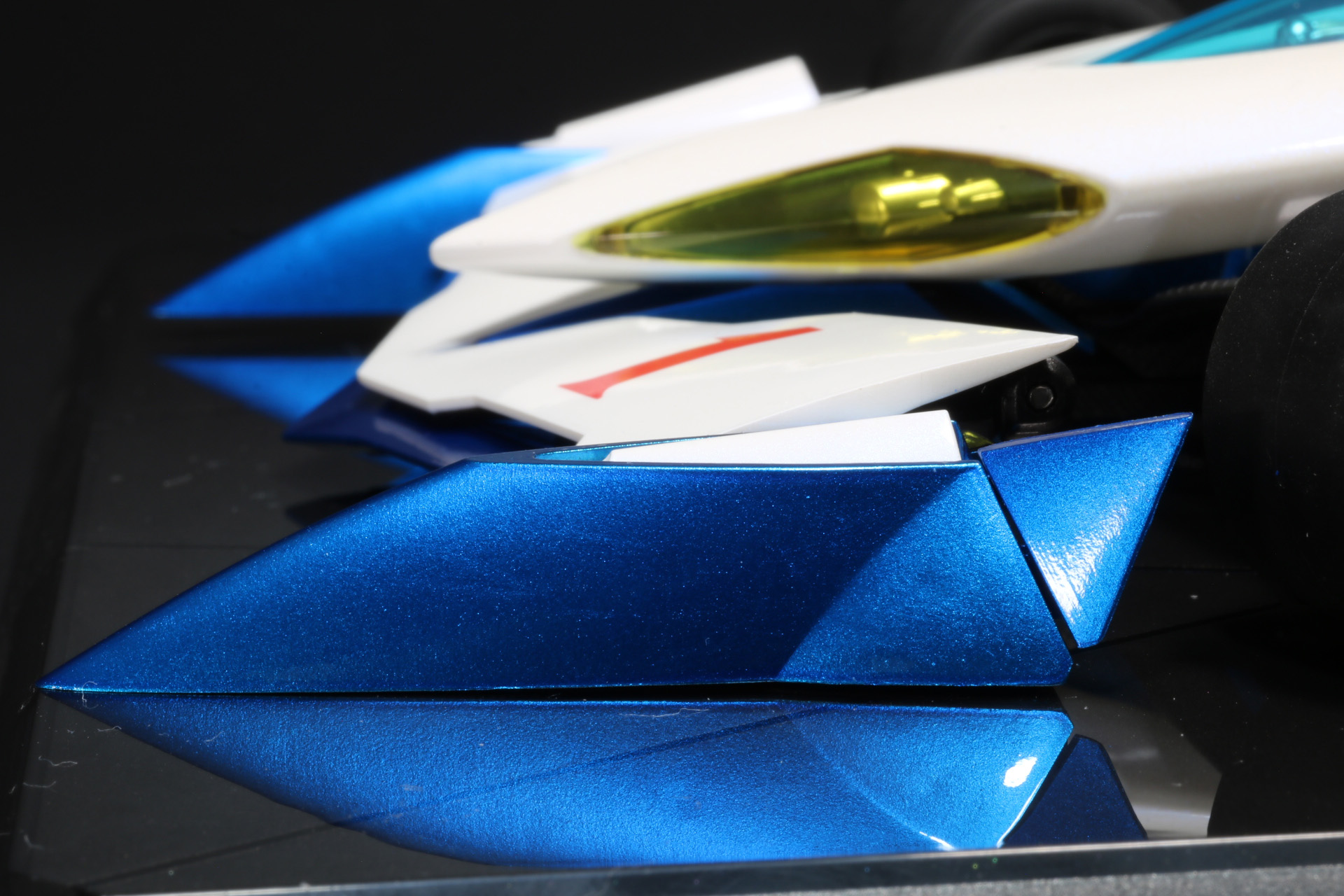 フロント左右のパーツを変形。パーツの引き出しと押し込みを行なう