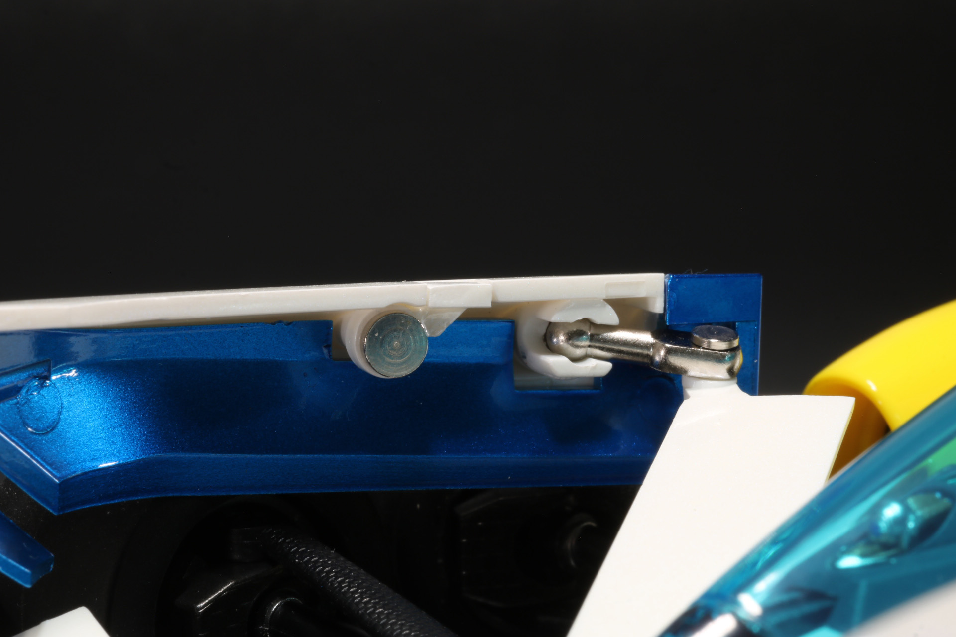 フロントパーツ内側の軸とカバーを動かす